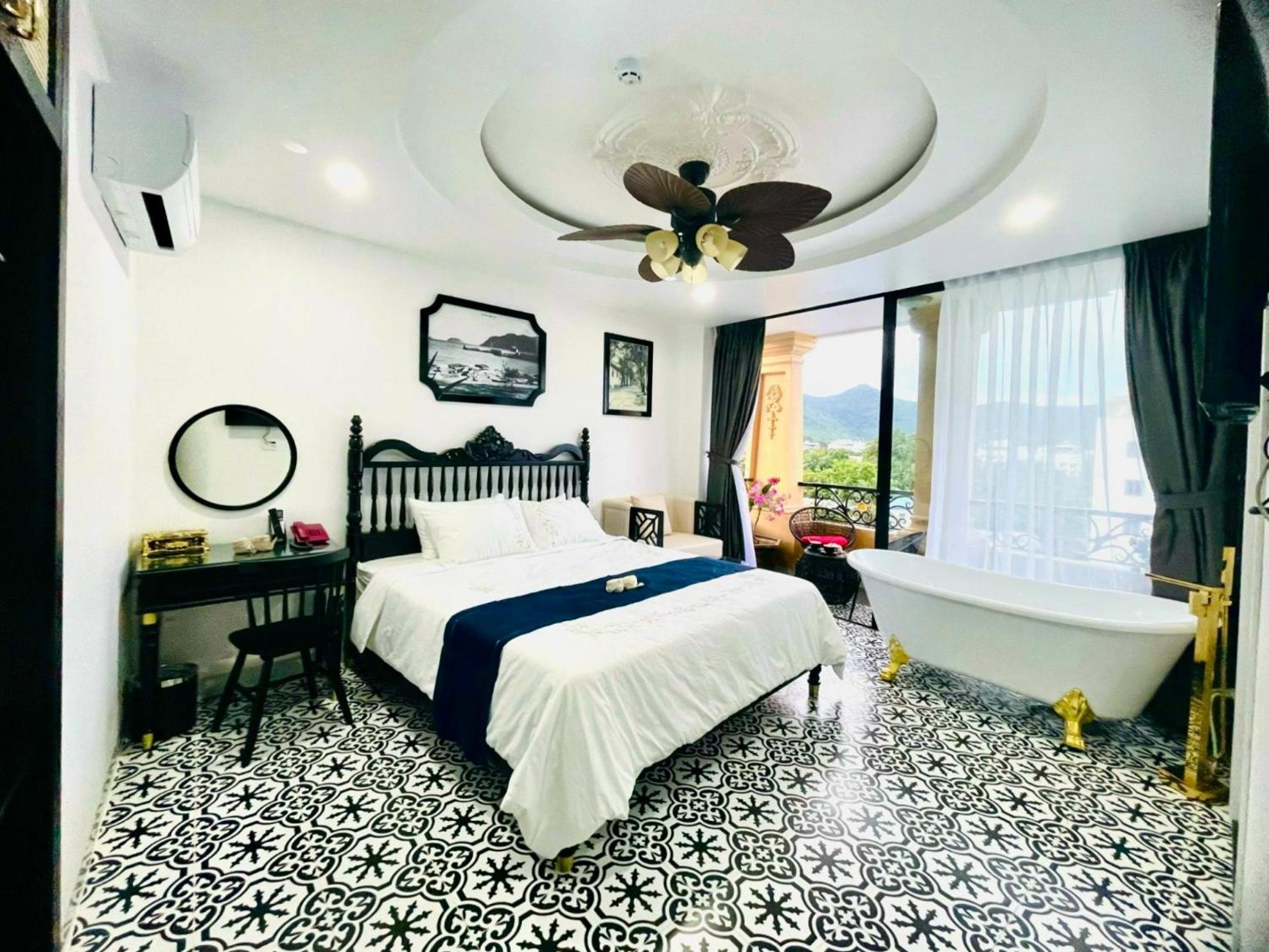 Deluxe King Room - Photo 2