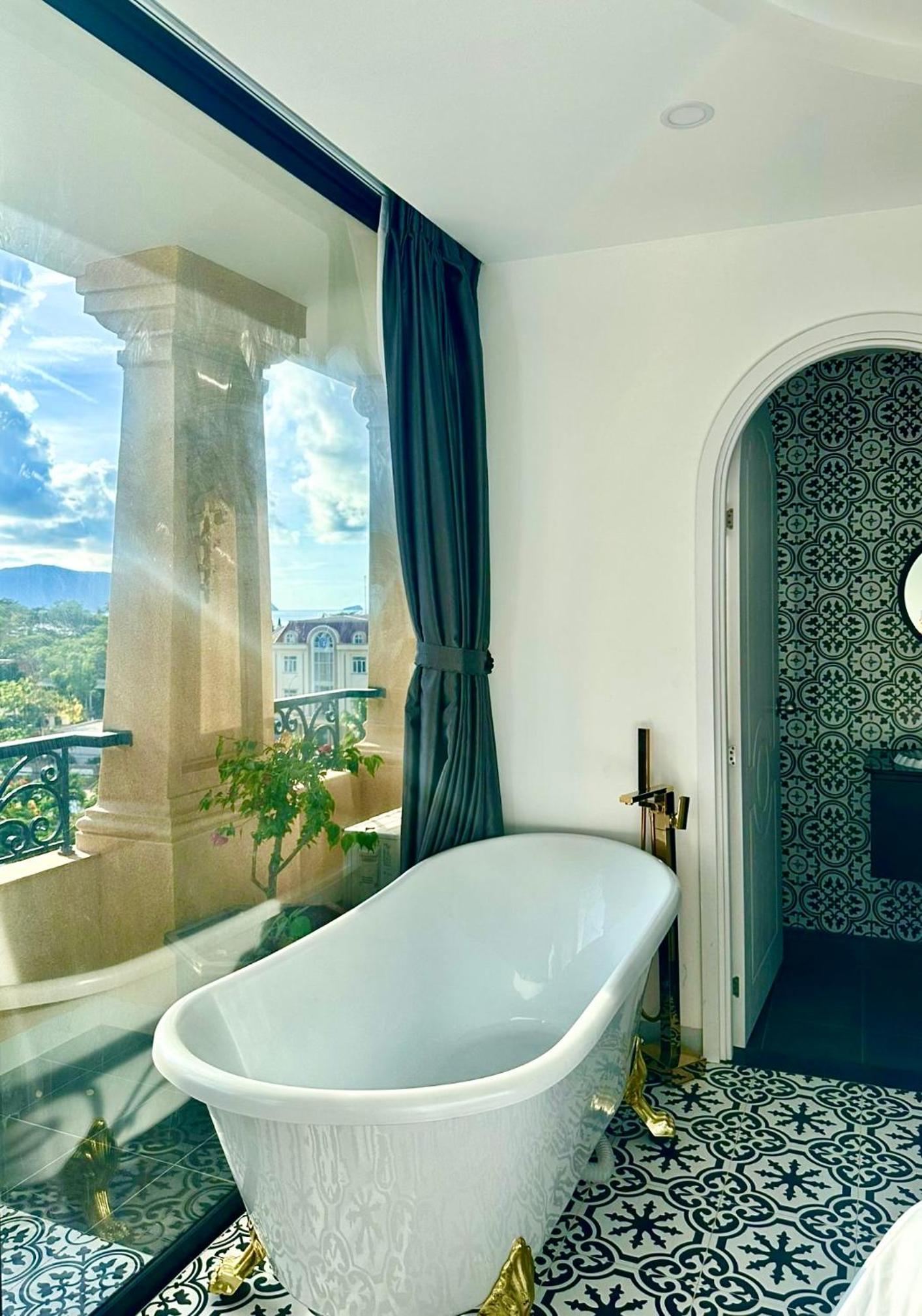 Deluxe King Room - Photo 4