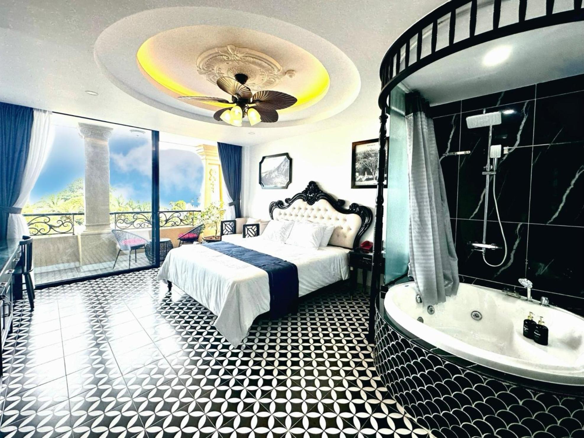 Suite - Photo 1