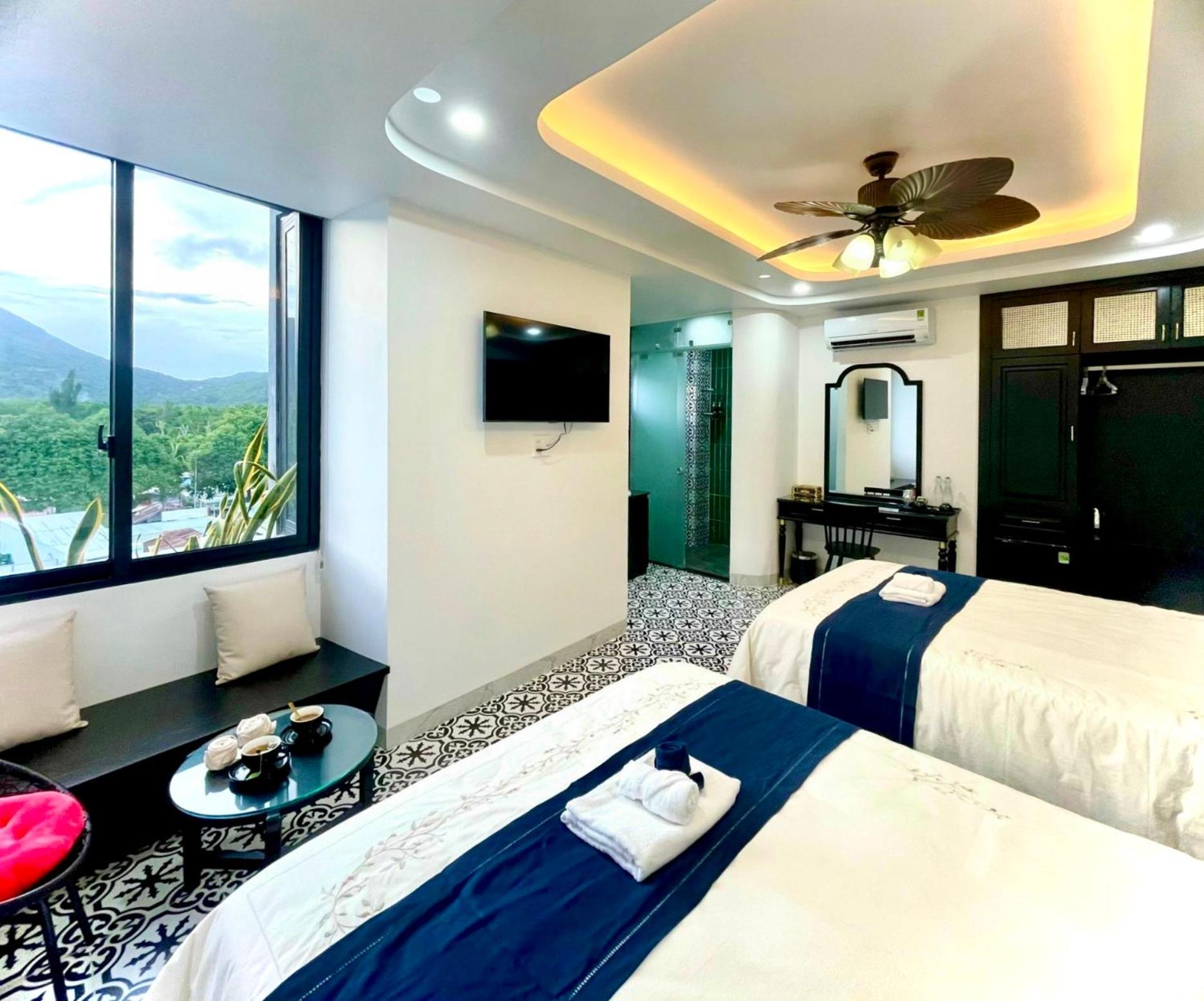 Family Room with Mountain View - Photo 3