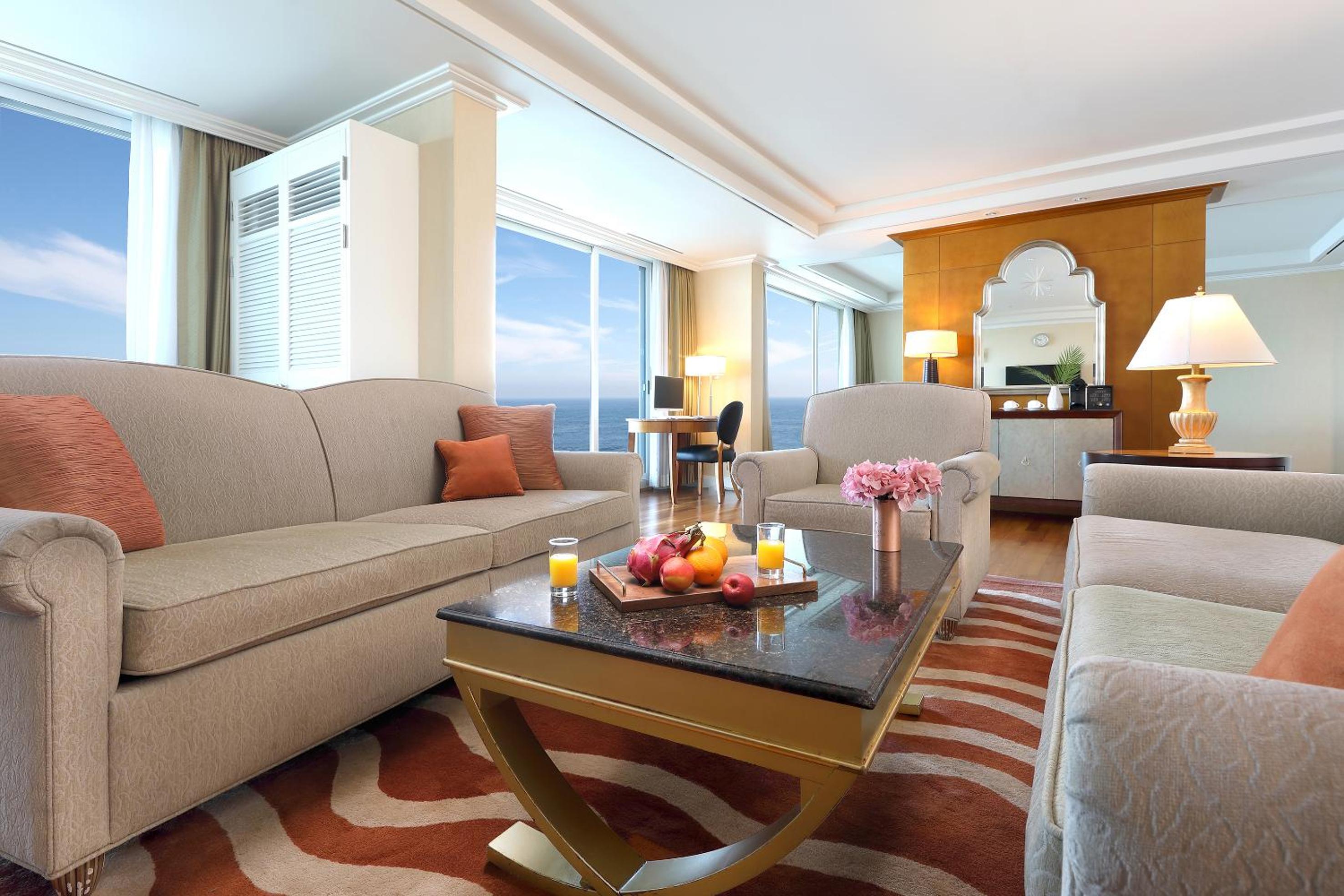 Special Offer - Platinum Suite + Breakfast For 2 + Room Service Dinner For 2 + A Bottle Of Red Wine + Deli Voucher 30,000 Krw