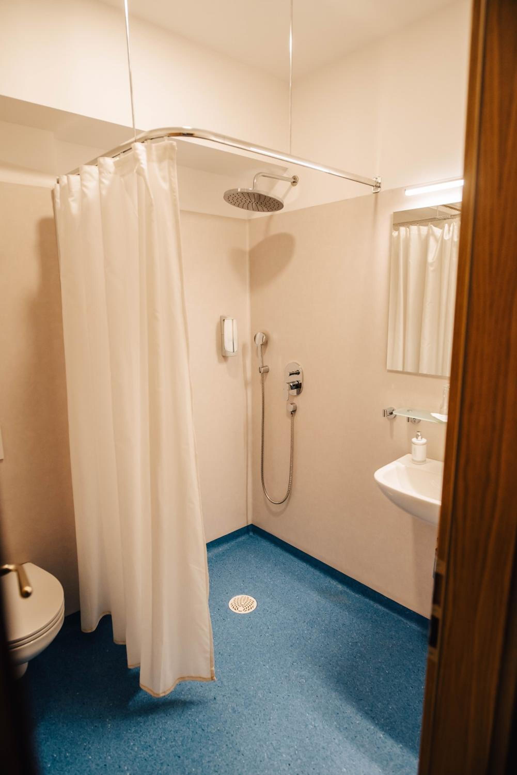 Economy Twin Room - Photo 4