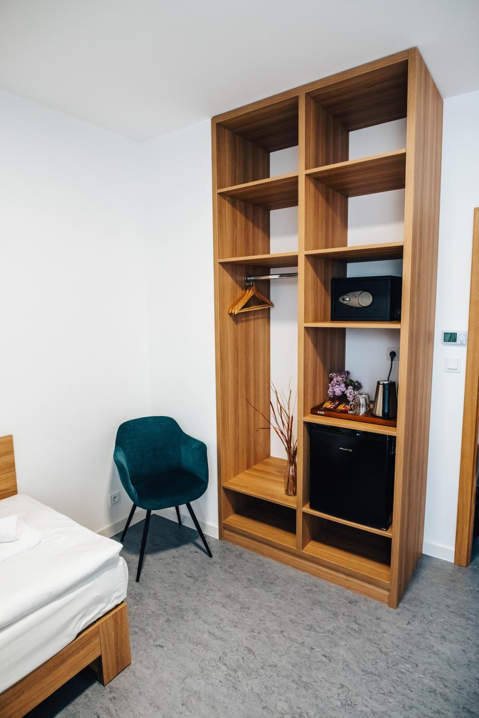 Economy Twin Room - Photo 3