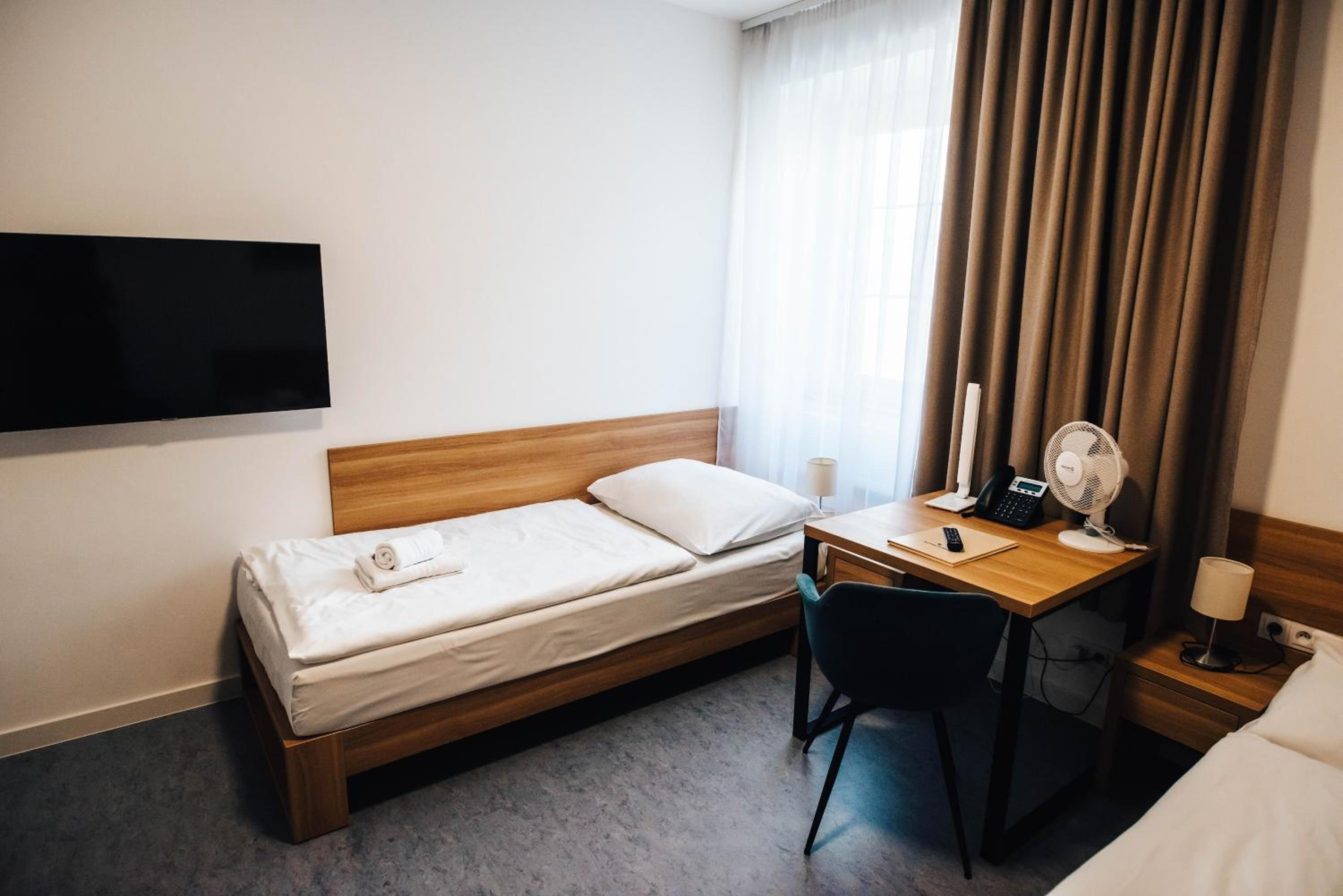 Economy Twin Room - Photo 2