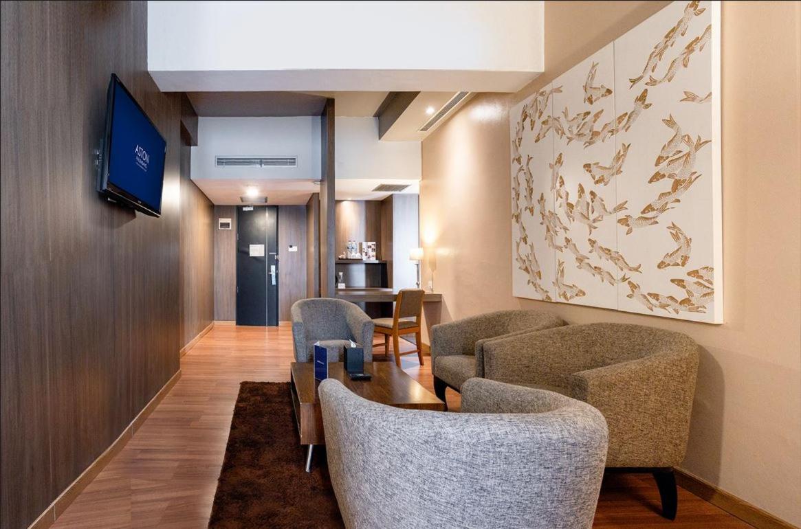 Suite - Photo 1