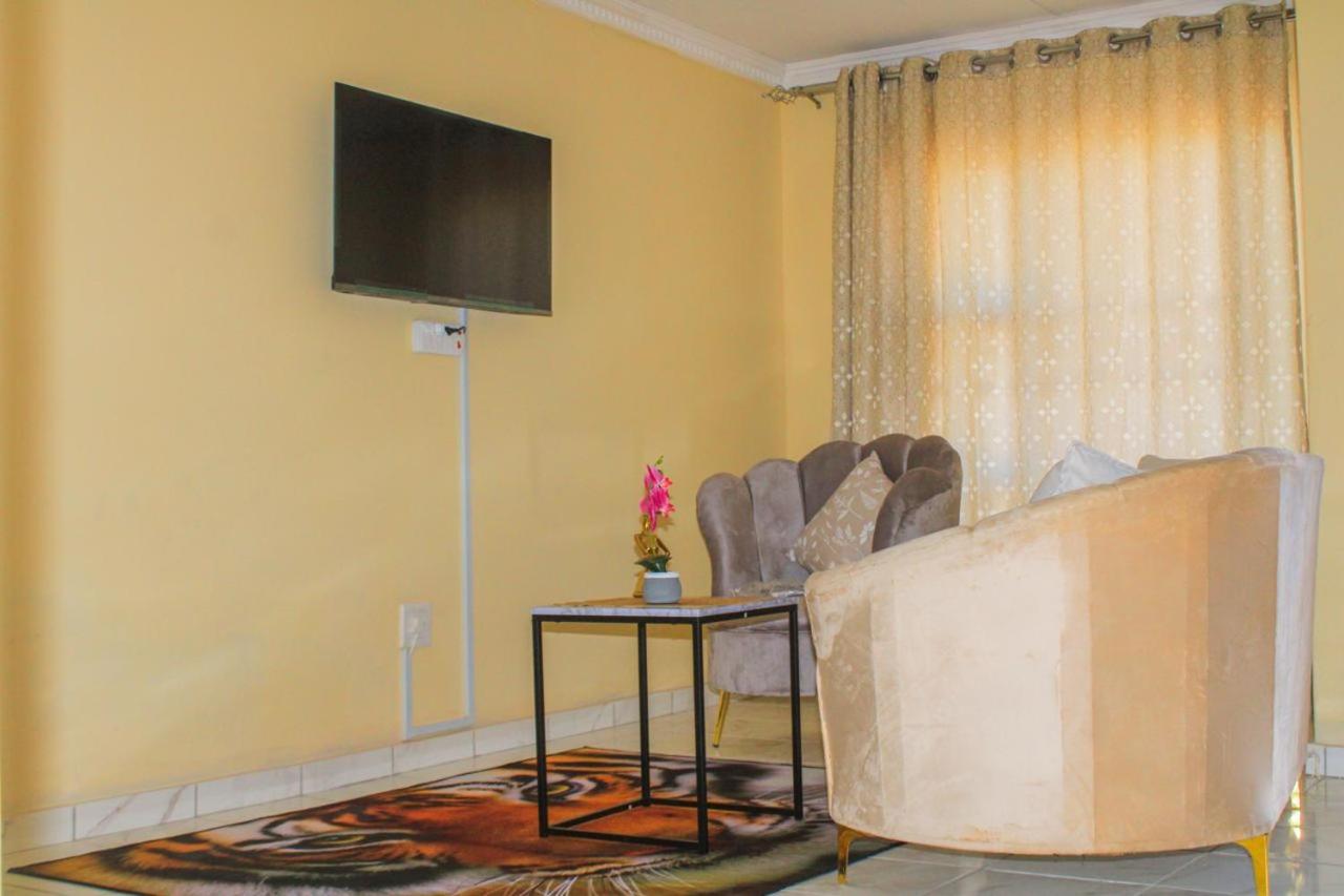 Deluxe Queen Suite photo 1