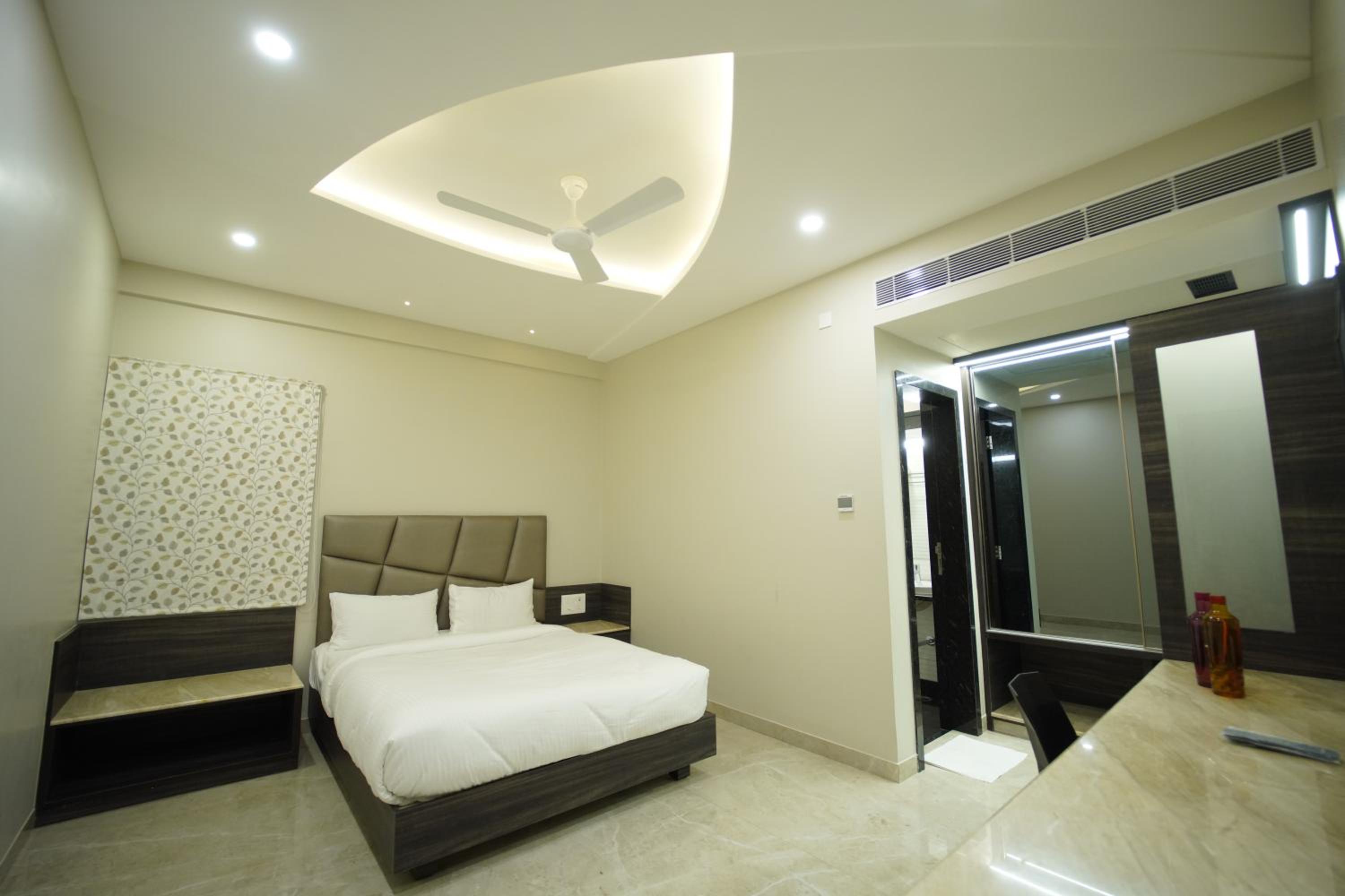Deluxe King Room - Photo 1