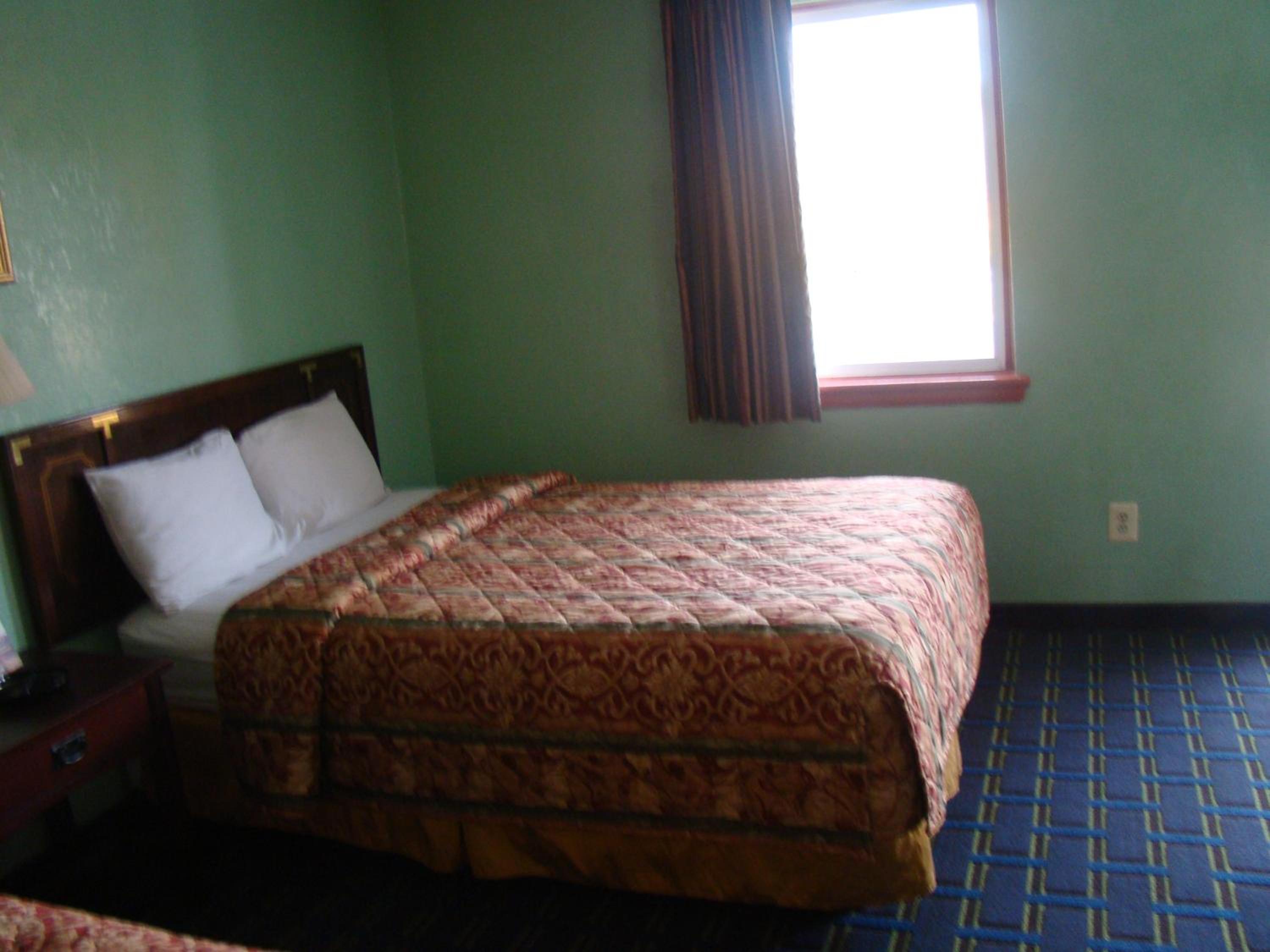 Double Room with Two Double Beds - Smoking photo 1