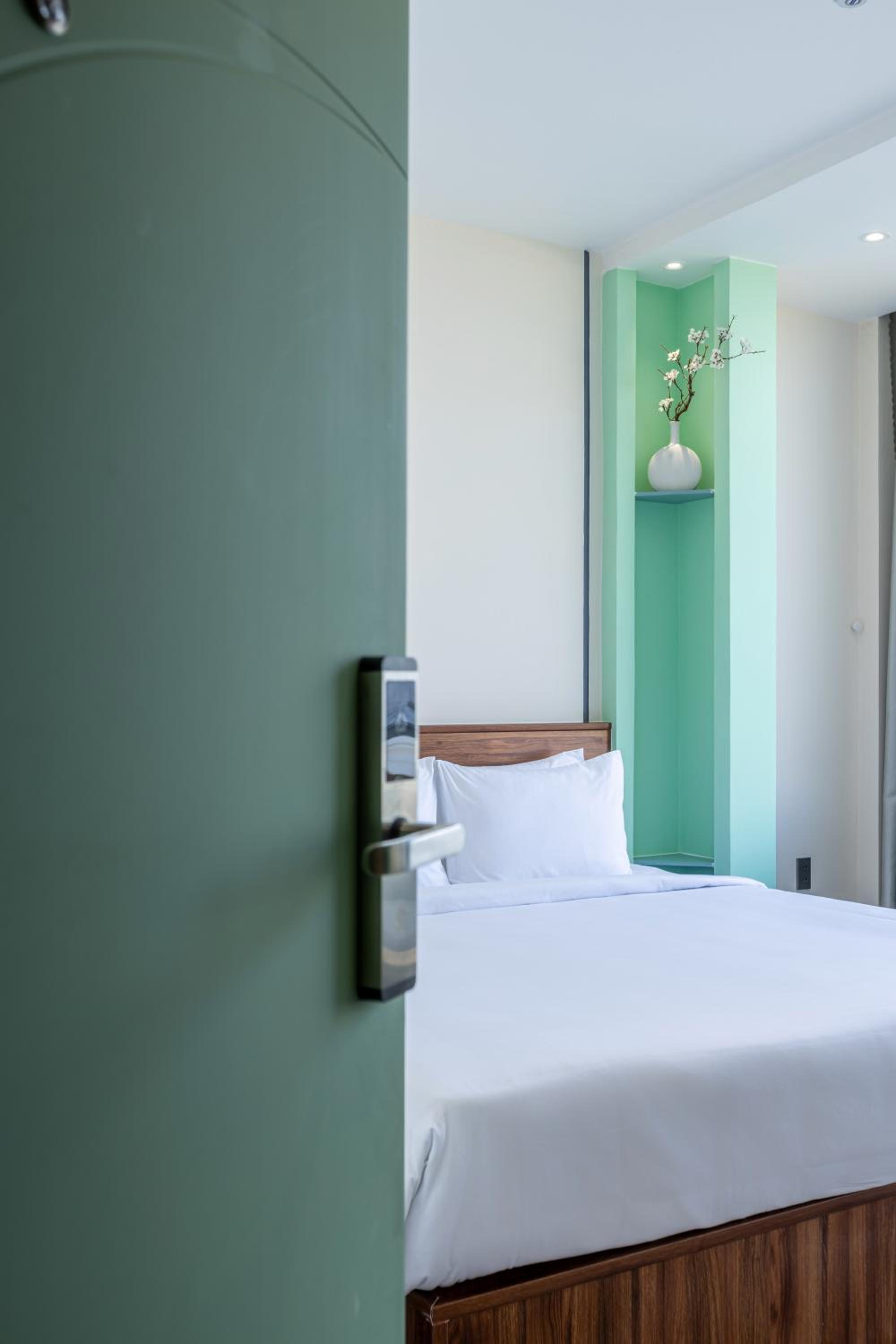 Grand Deluxe King Room With Netflix Premium - Photo 4