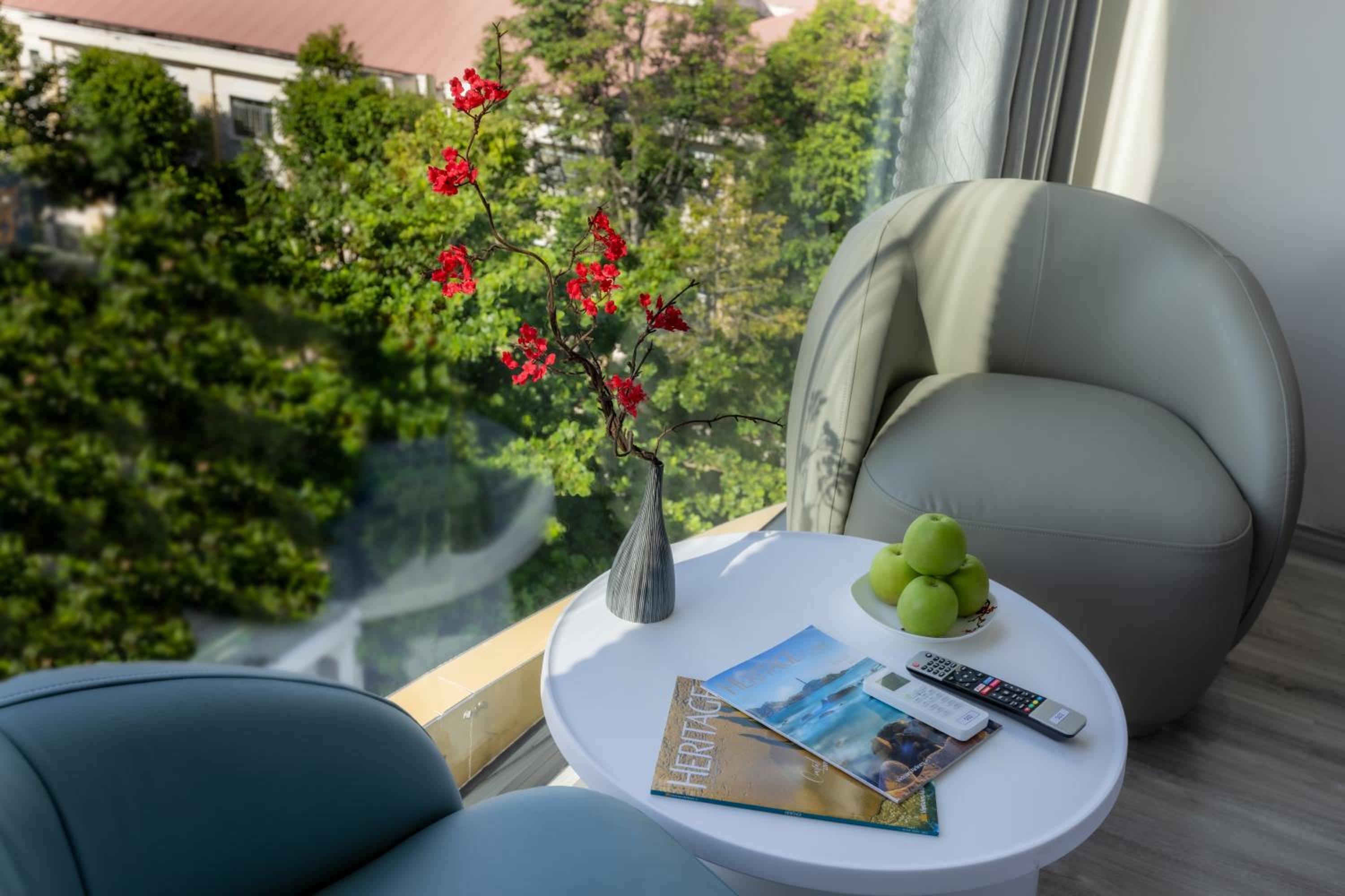 Grand Deluxe King Room With Netflix Premium - Photo 6