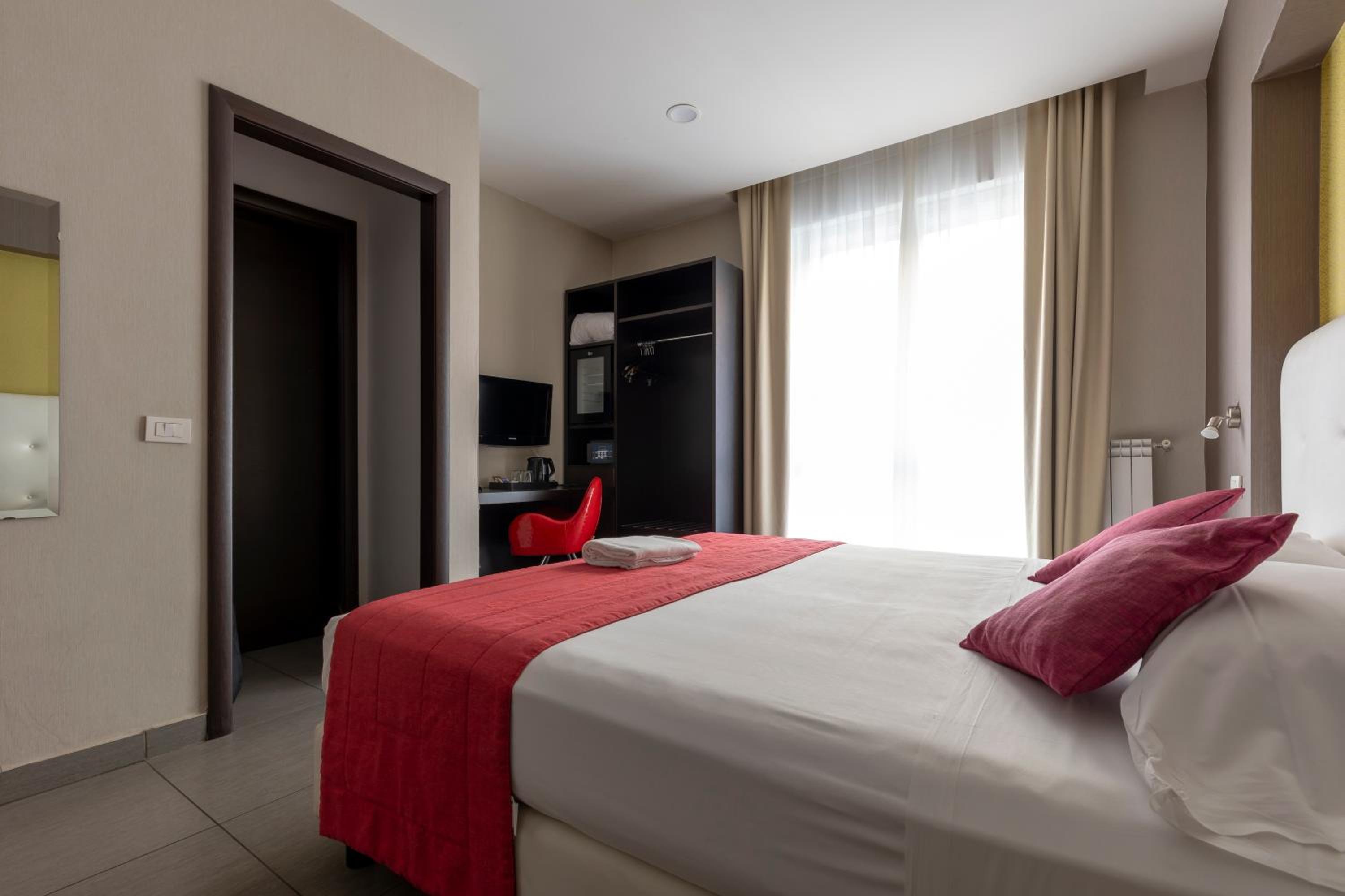 Standard Double or Twin Room - Photo 7