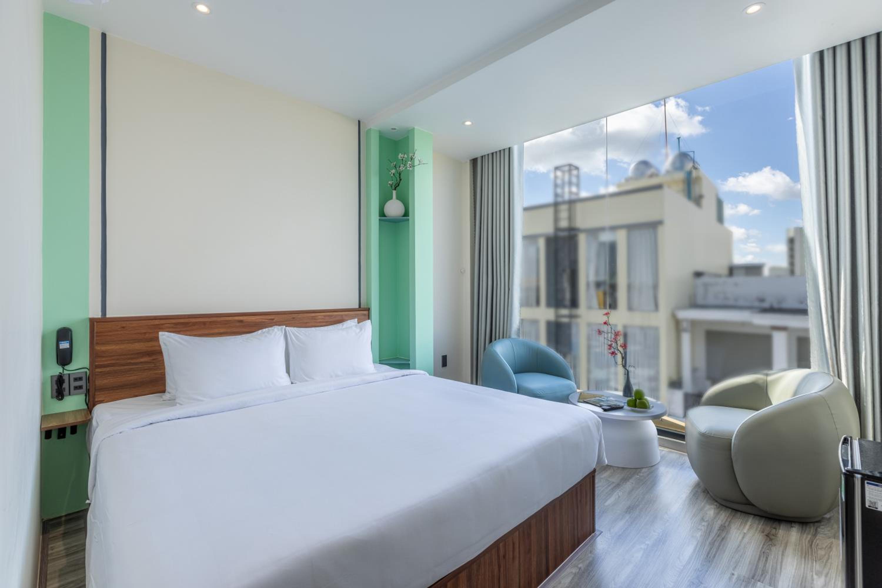 Grand Deluxe King Room With Netflix Premium - Photo 7