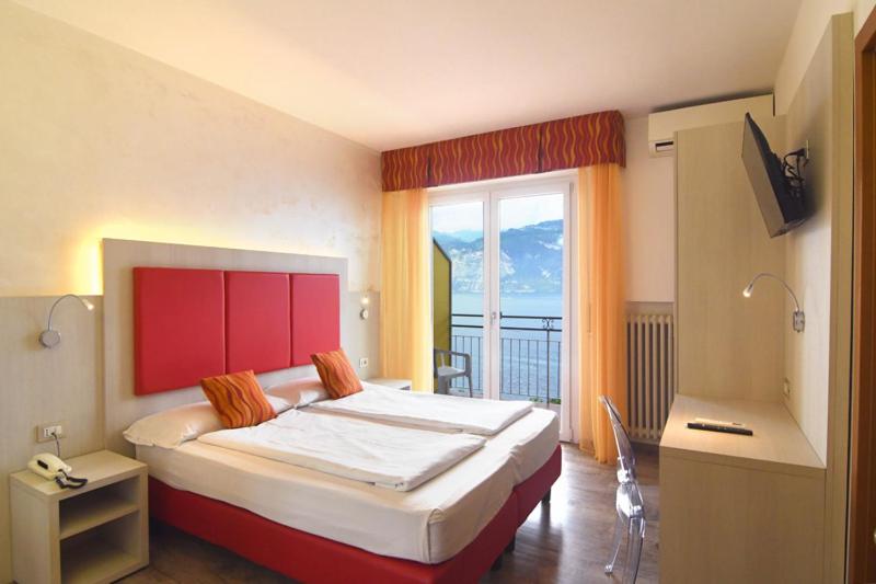 Double or Twin Room with Balcony and Lake View photo 1