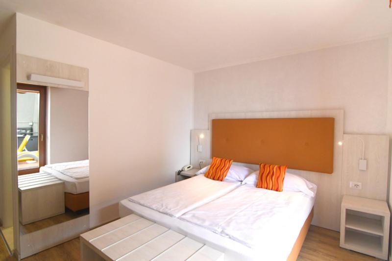 Double or Twin Room with Lake View photo 1