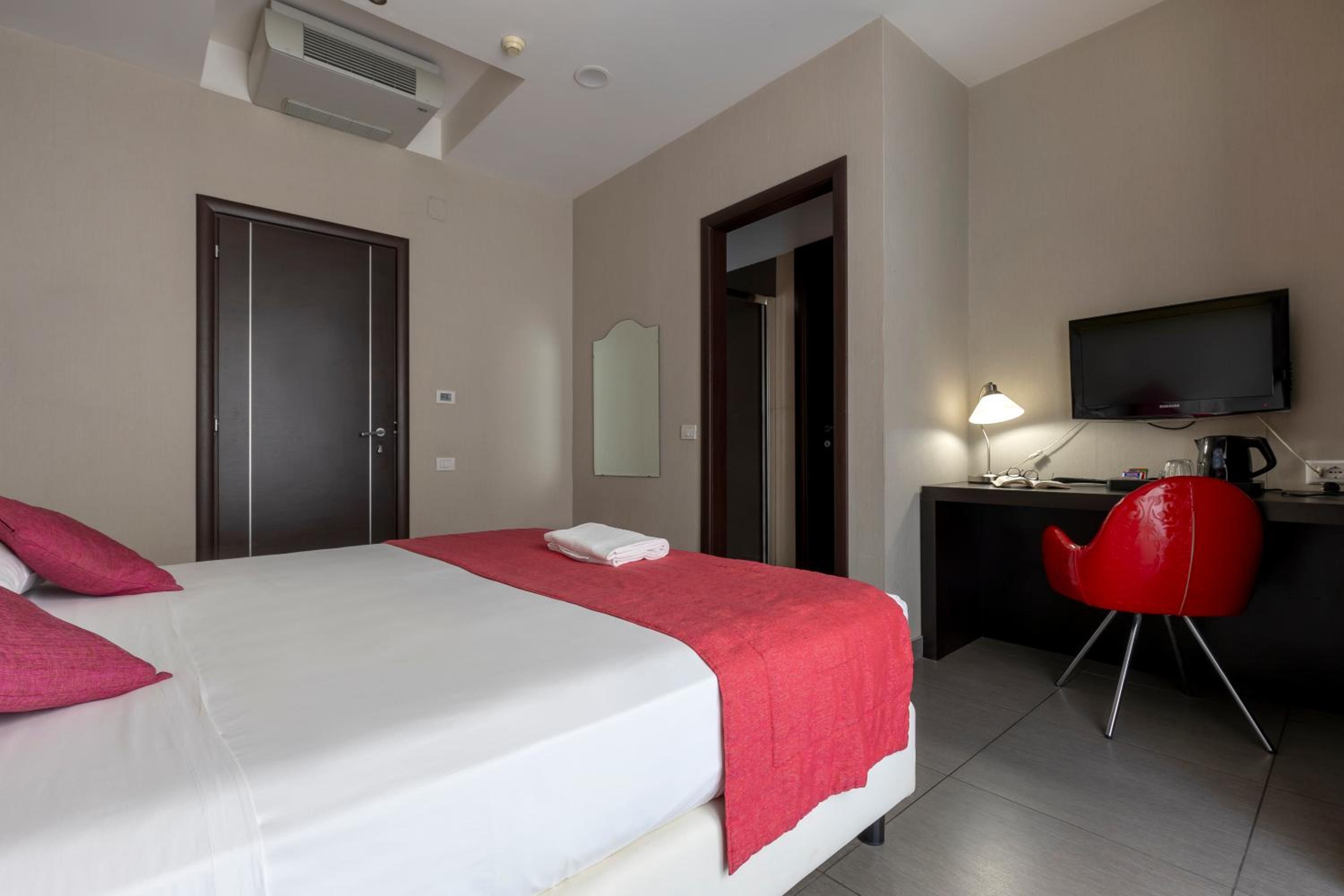 Standard Double or Twin Room - Photo 6