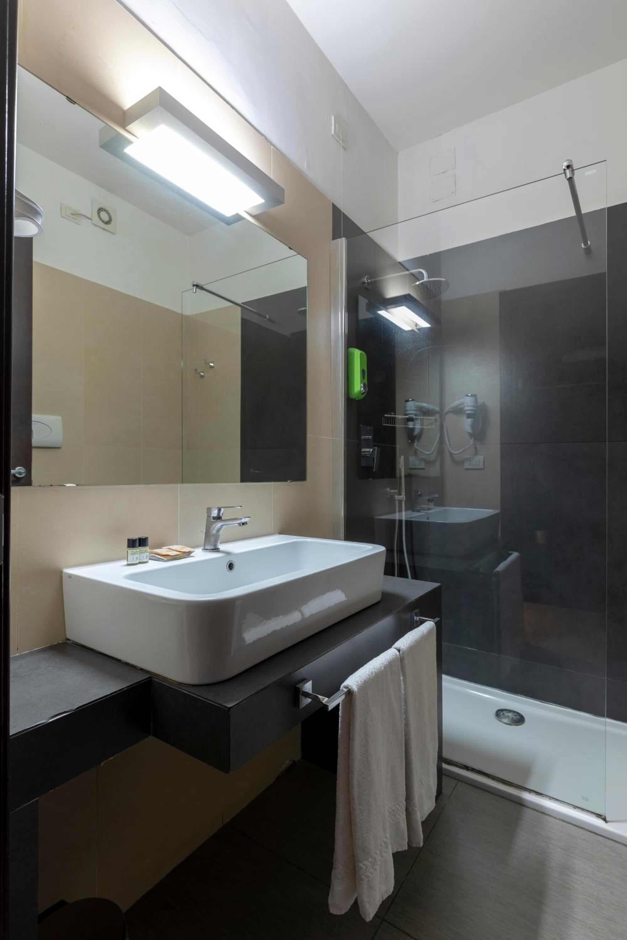 Standard Double or Twin Room - Photo 4