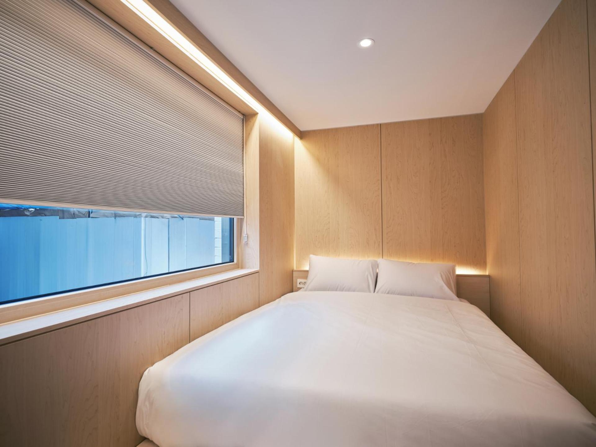Executive Family 2F - Courtyard View & Laundry Service