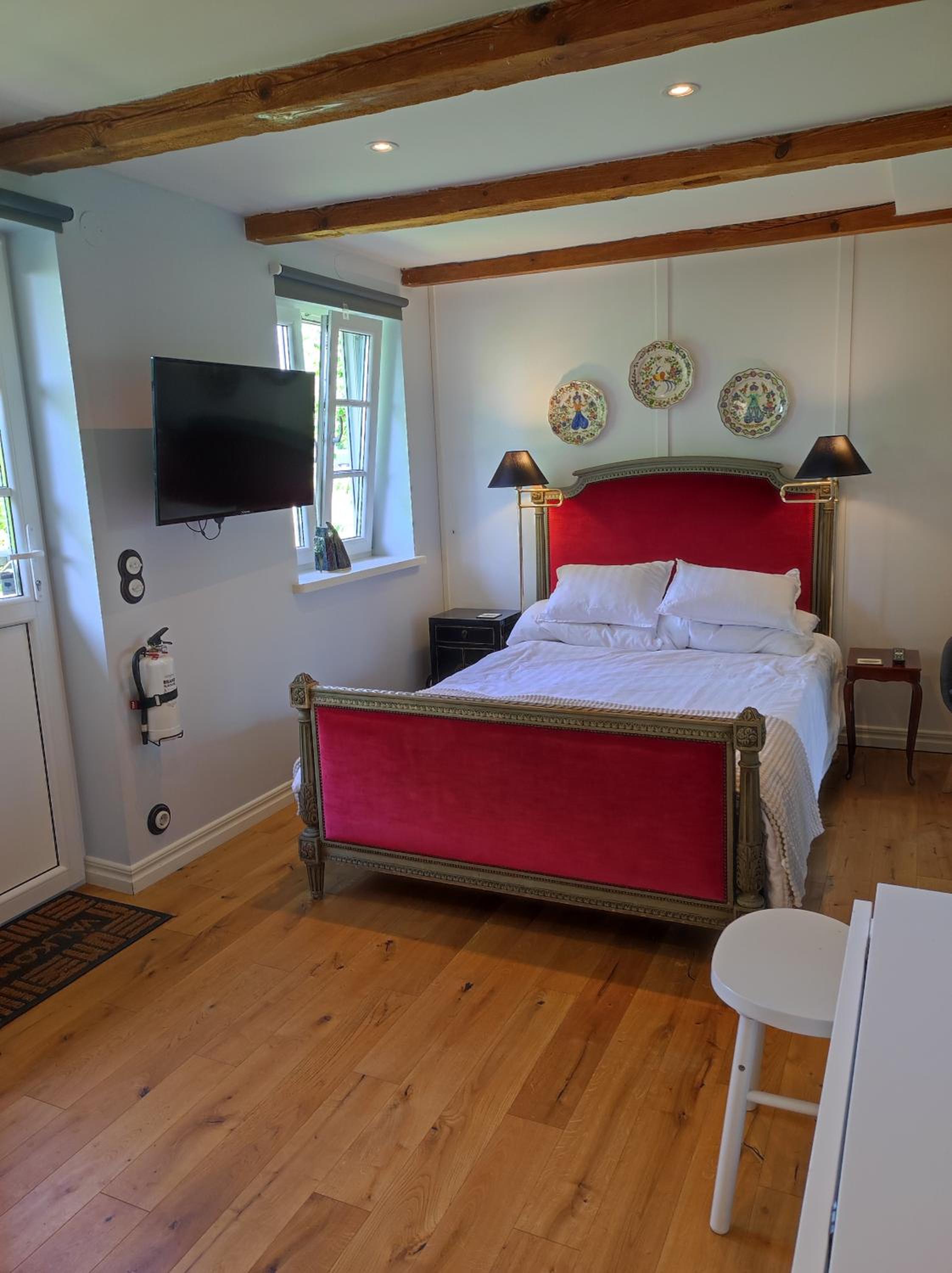 One-Bedroom Apartment - Photo 1