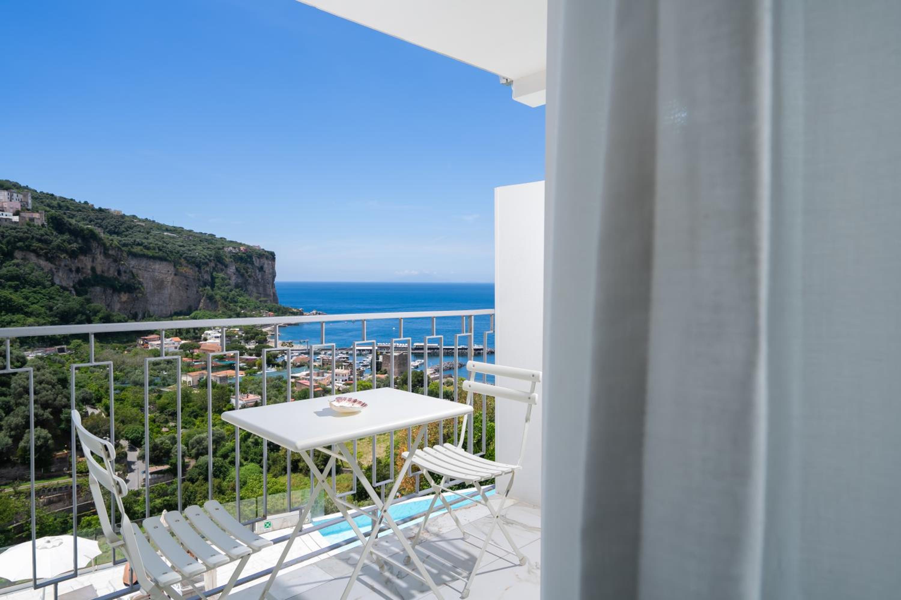 Deluxe Room with Sea View - Photo 10