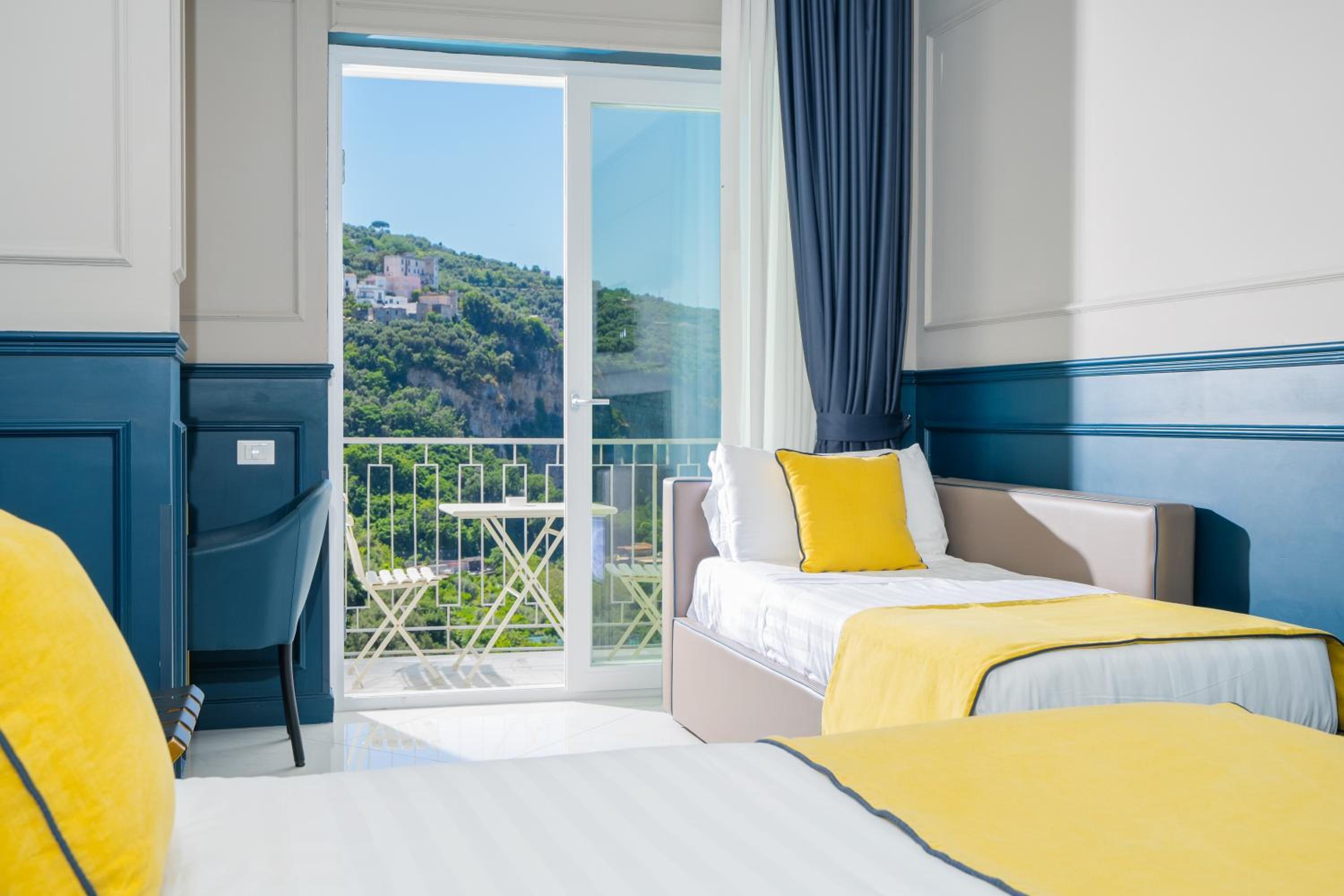 Deluxe Room with Sea View - Photo 6