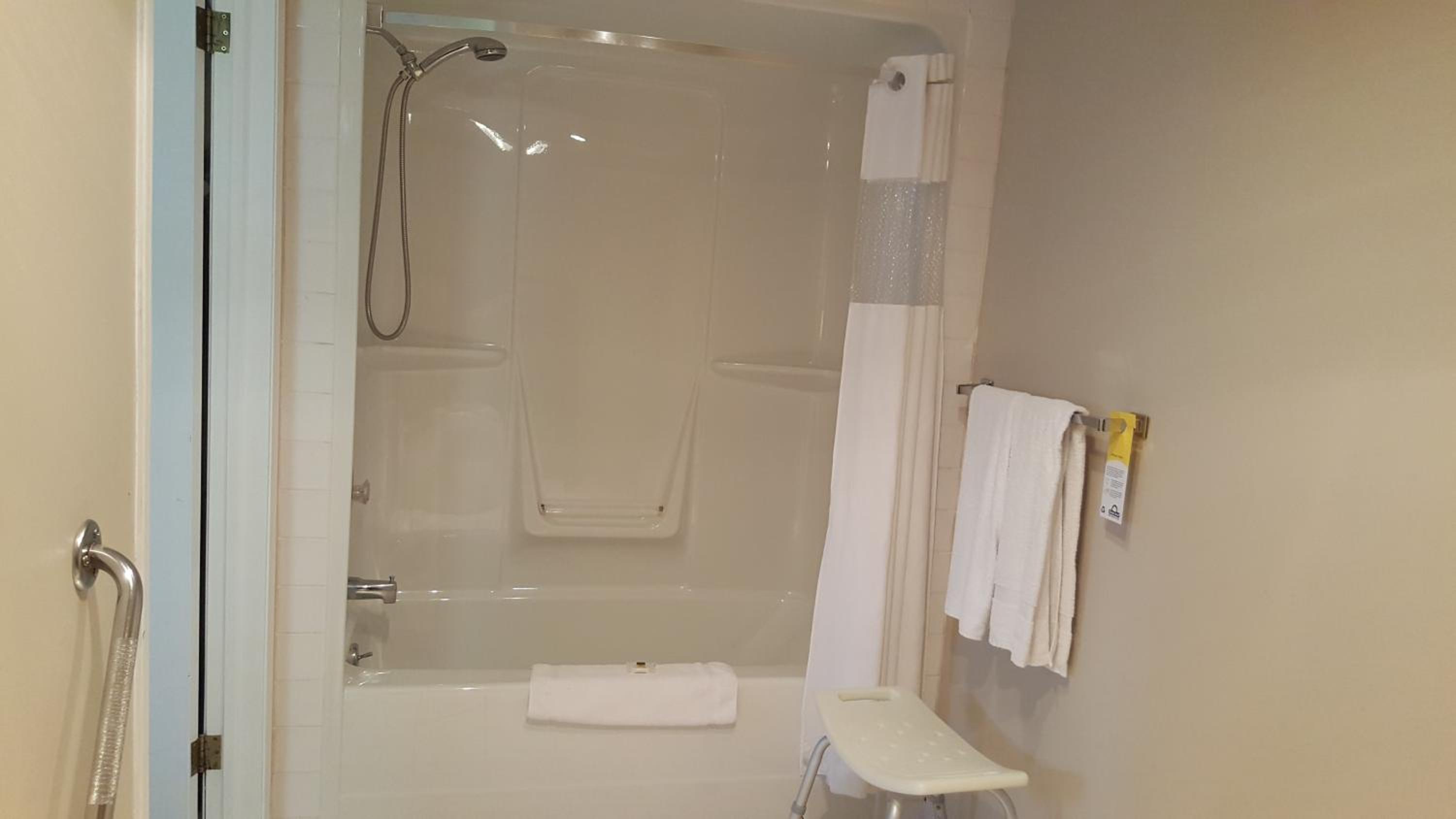 King Room - Disability Access - Non-Smoking - Photo 6