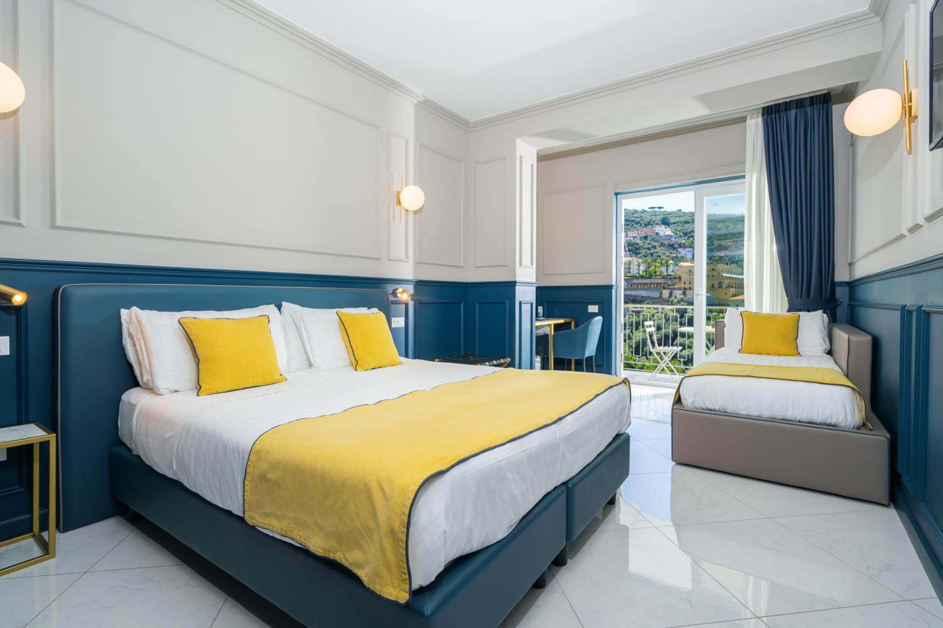 Deluxe Room with Sea View - Photo 5
