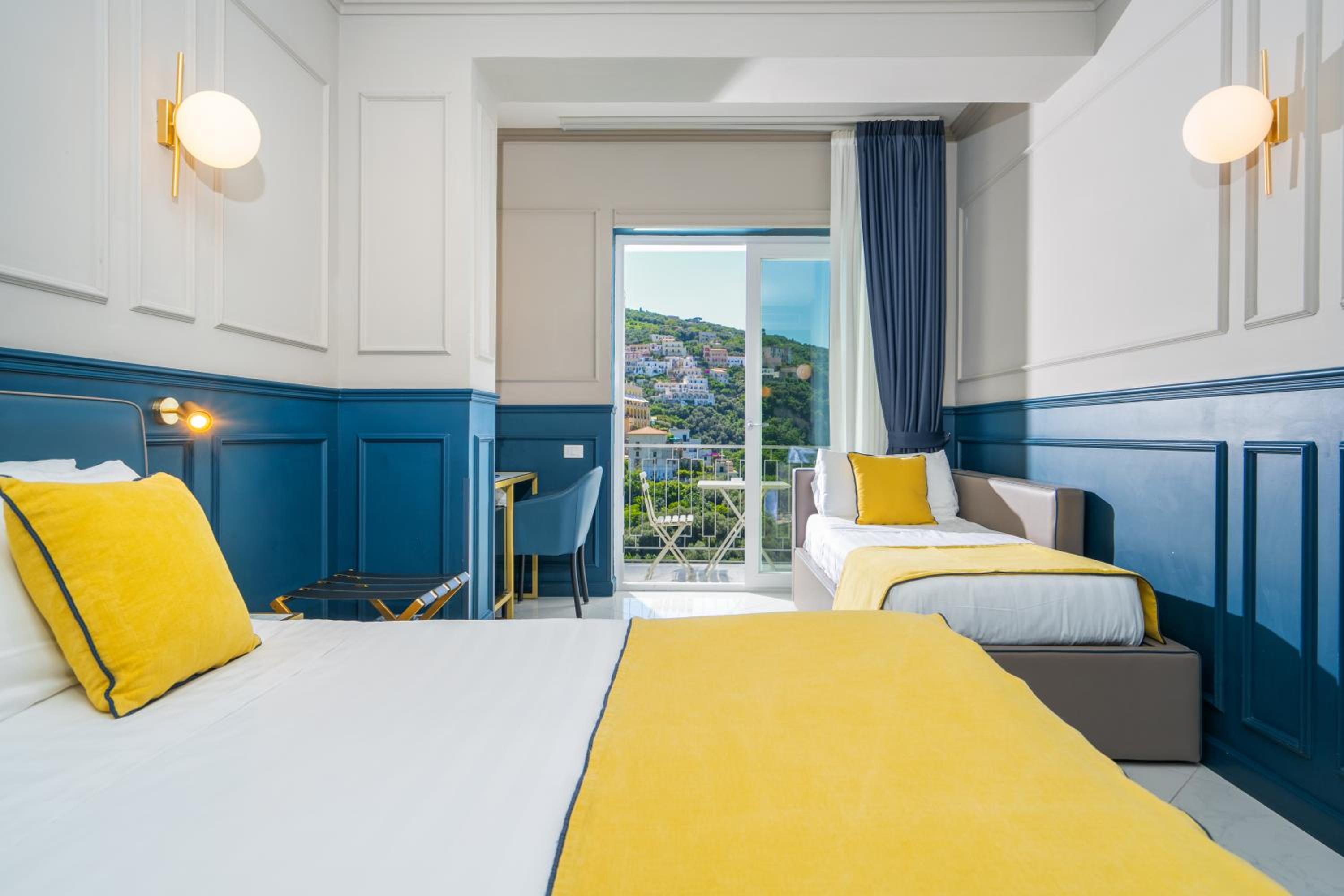 Deluxe Room with Sea View - Photo 4