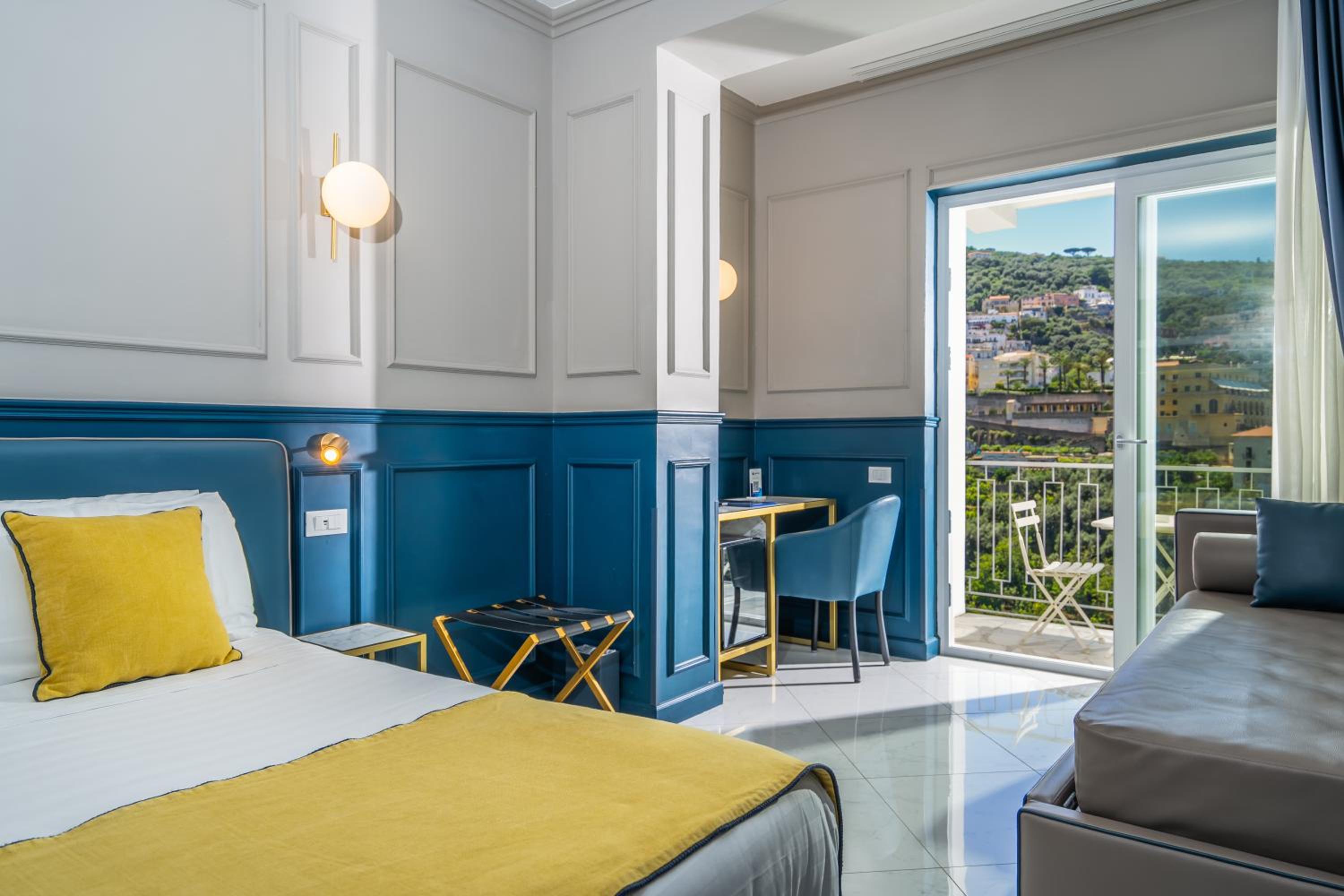 Deluxe Room with Sea View - Photo 3