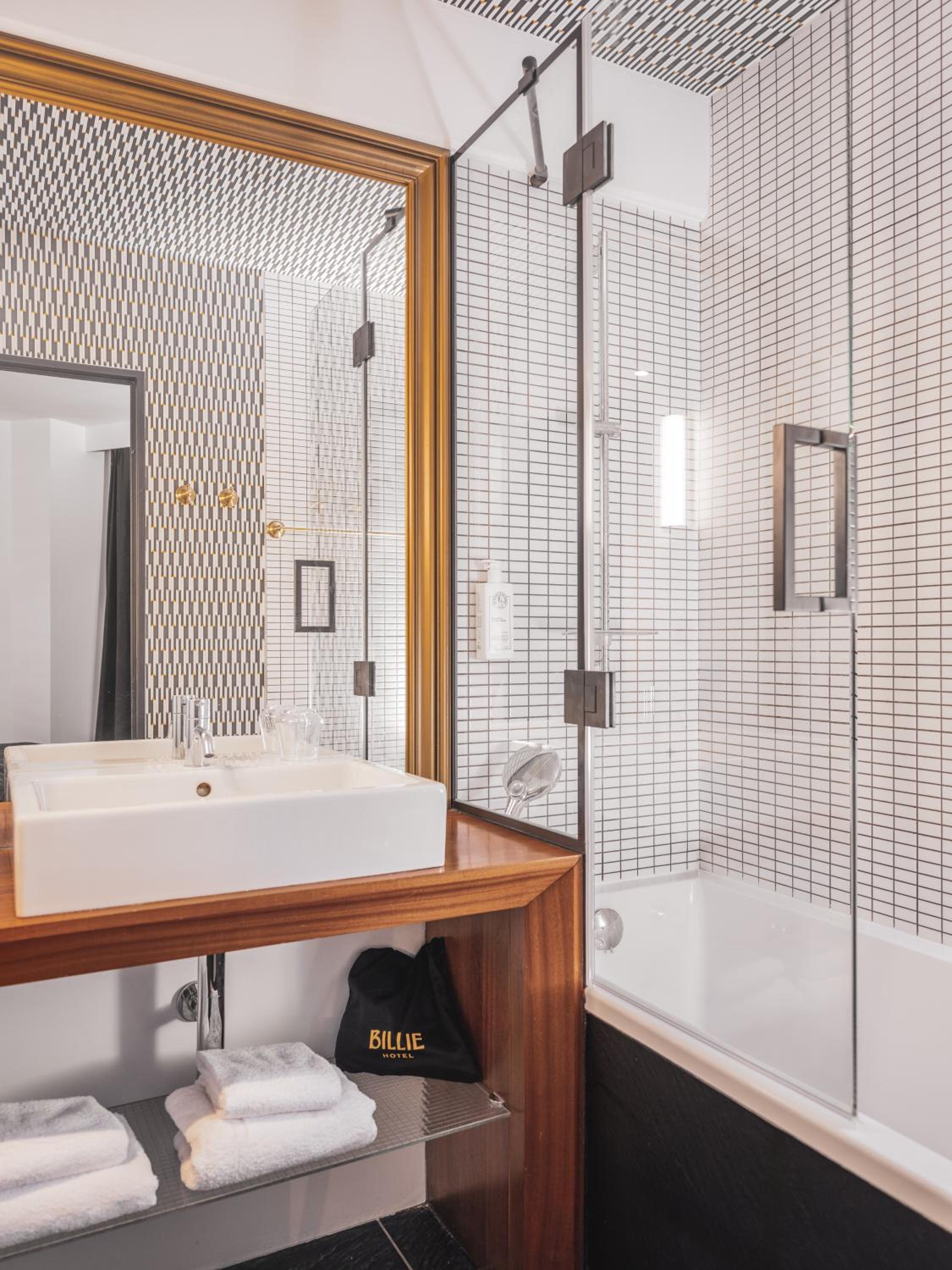 Double or Twin Room - Photo 7