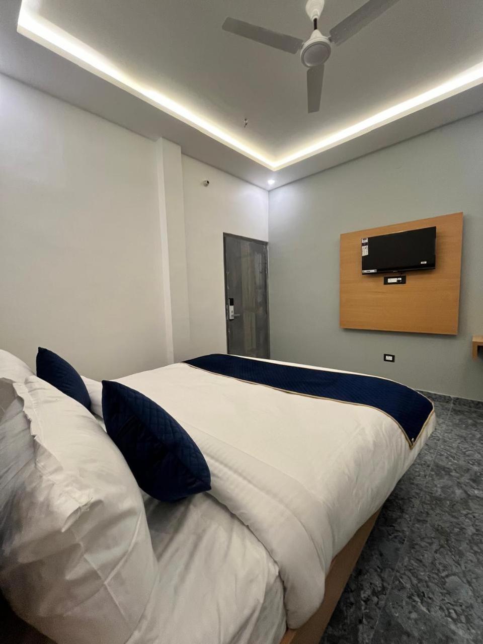Deluxe Double Room (2 Adults + 1 Child) photo 1