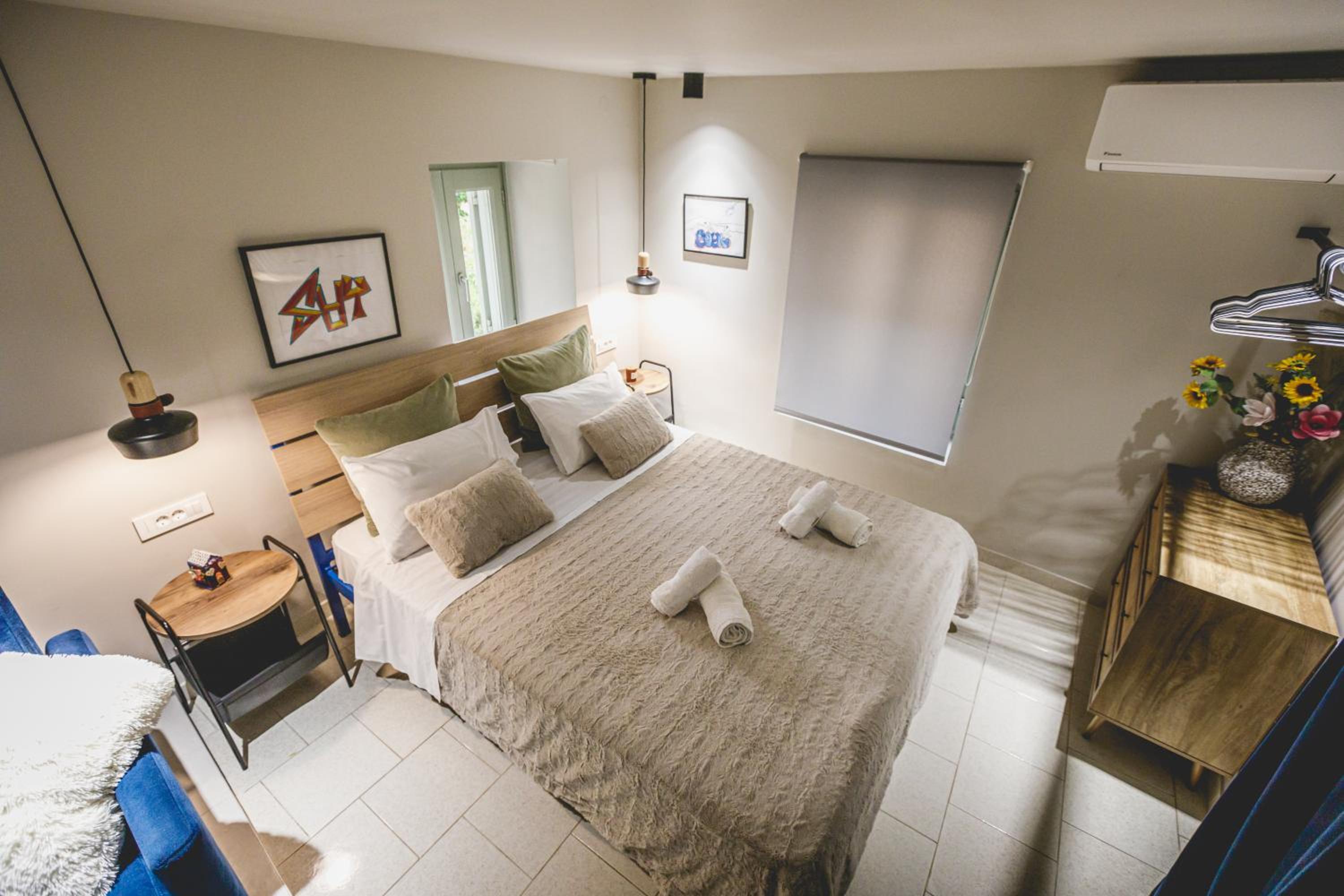 One-Bedroom House - Photo 8