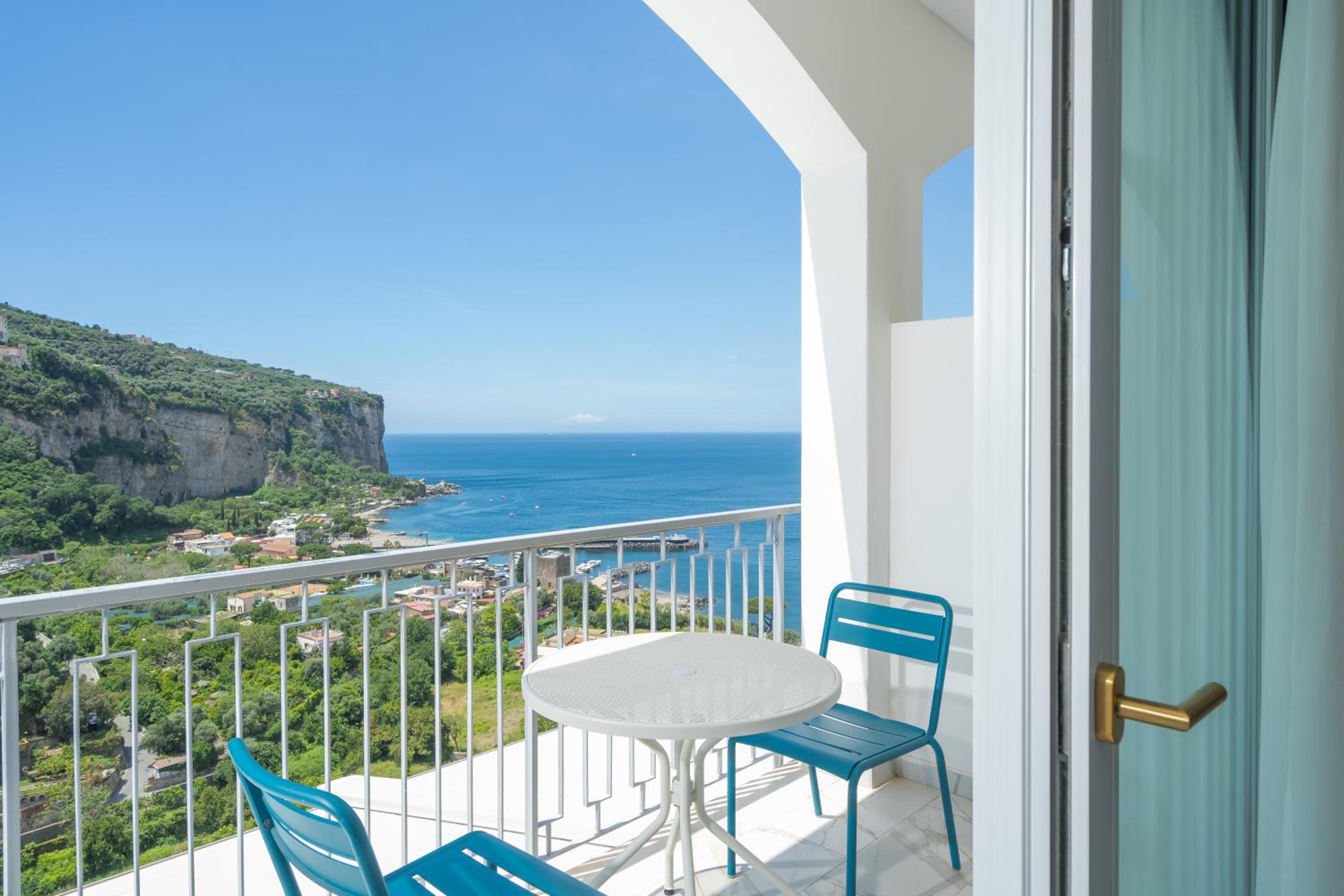 Superior Room with Sea View - Photo 6