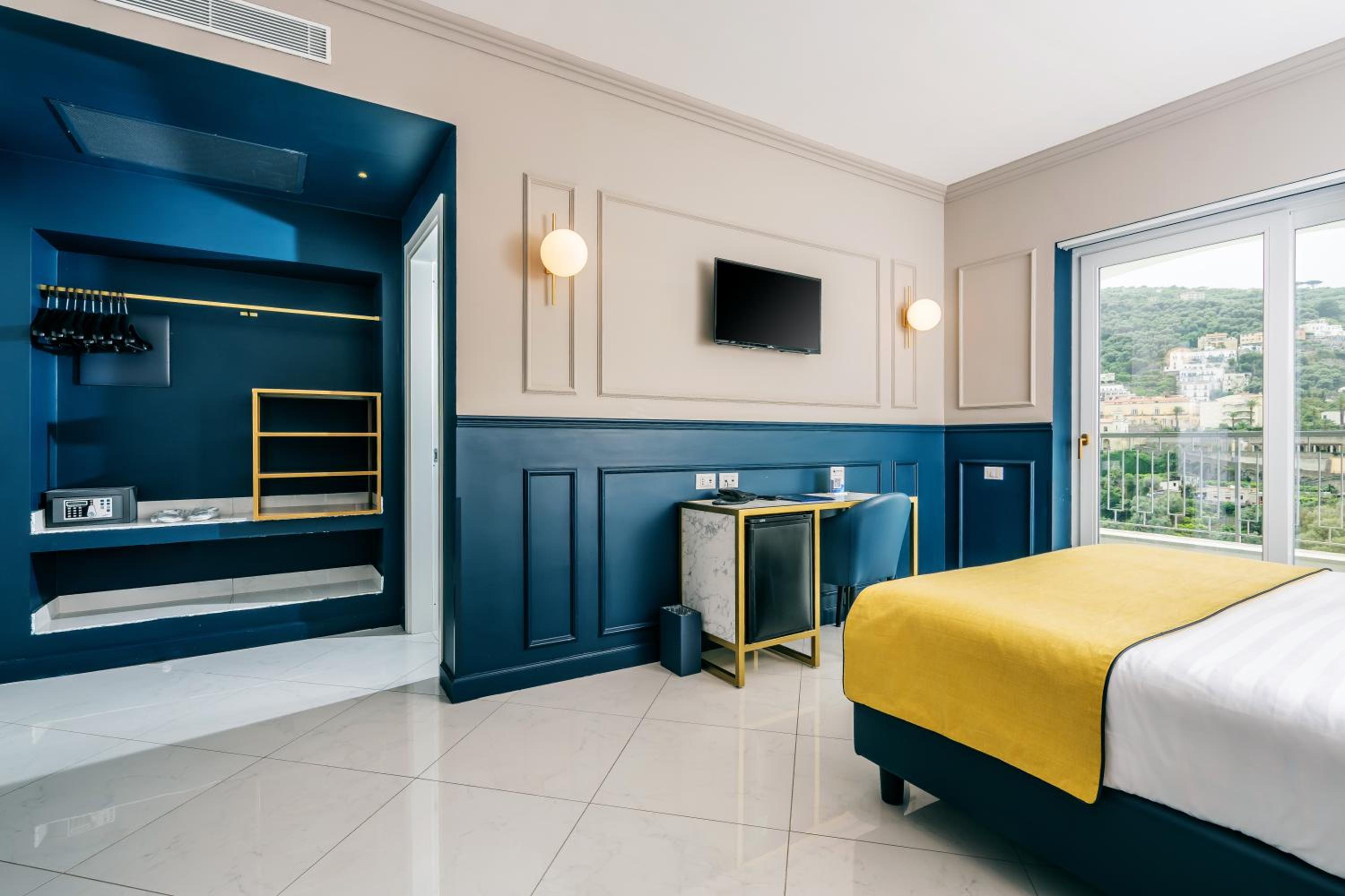 Superior Room with Sea View - Photo 9