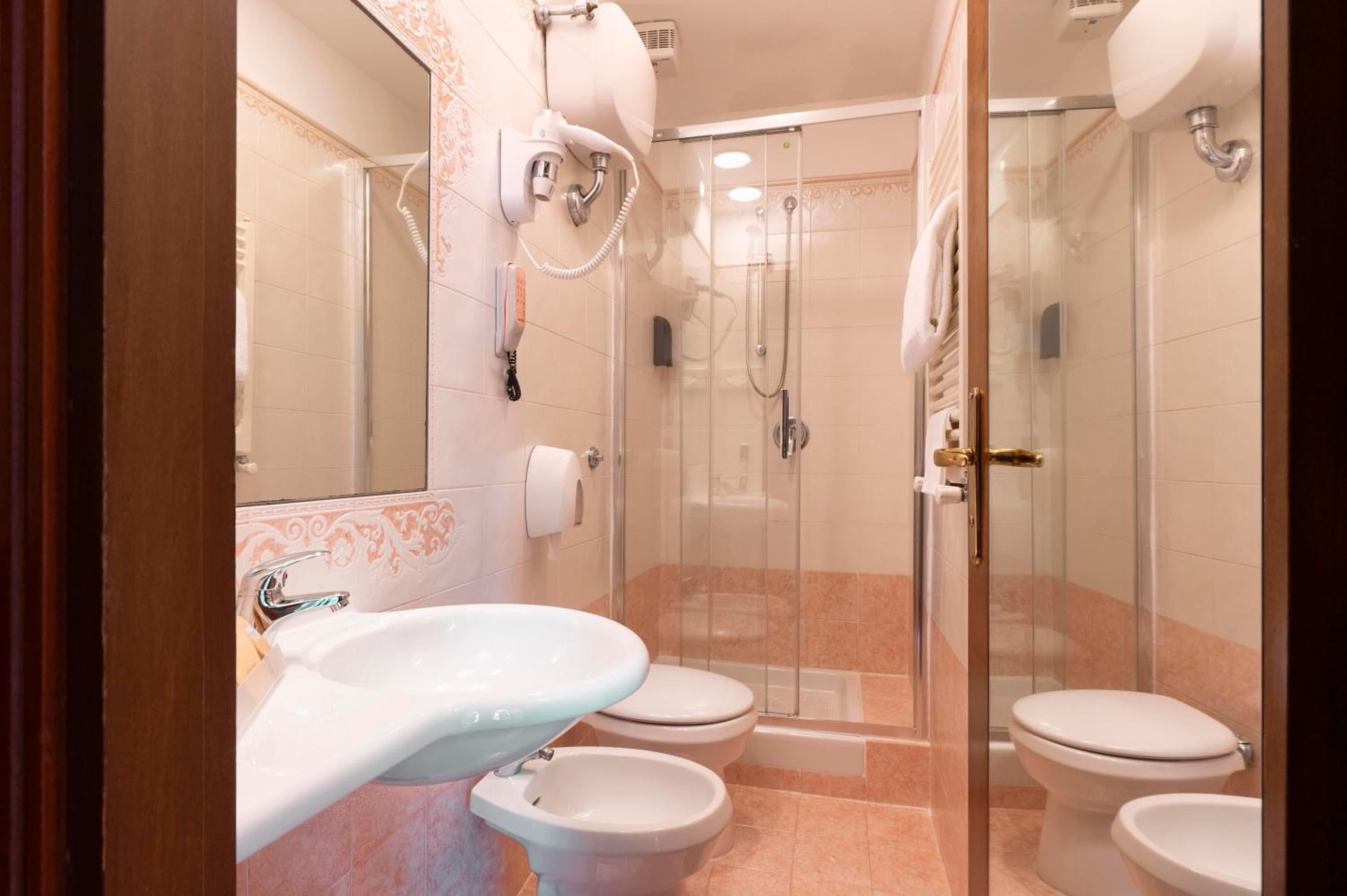 Double Room with Private External Bathroom photo 2