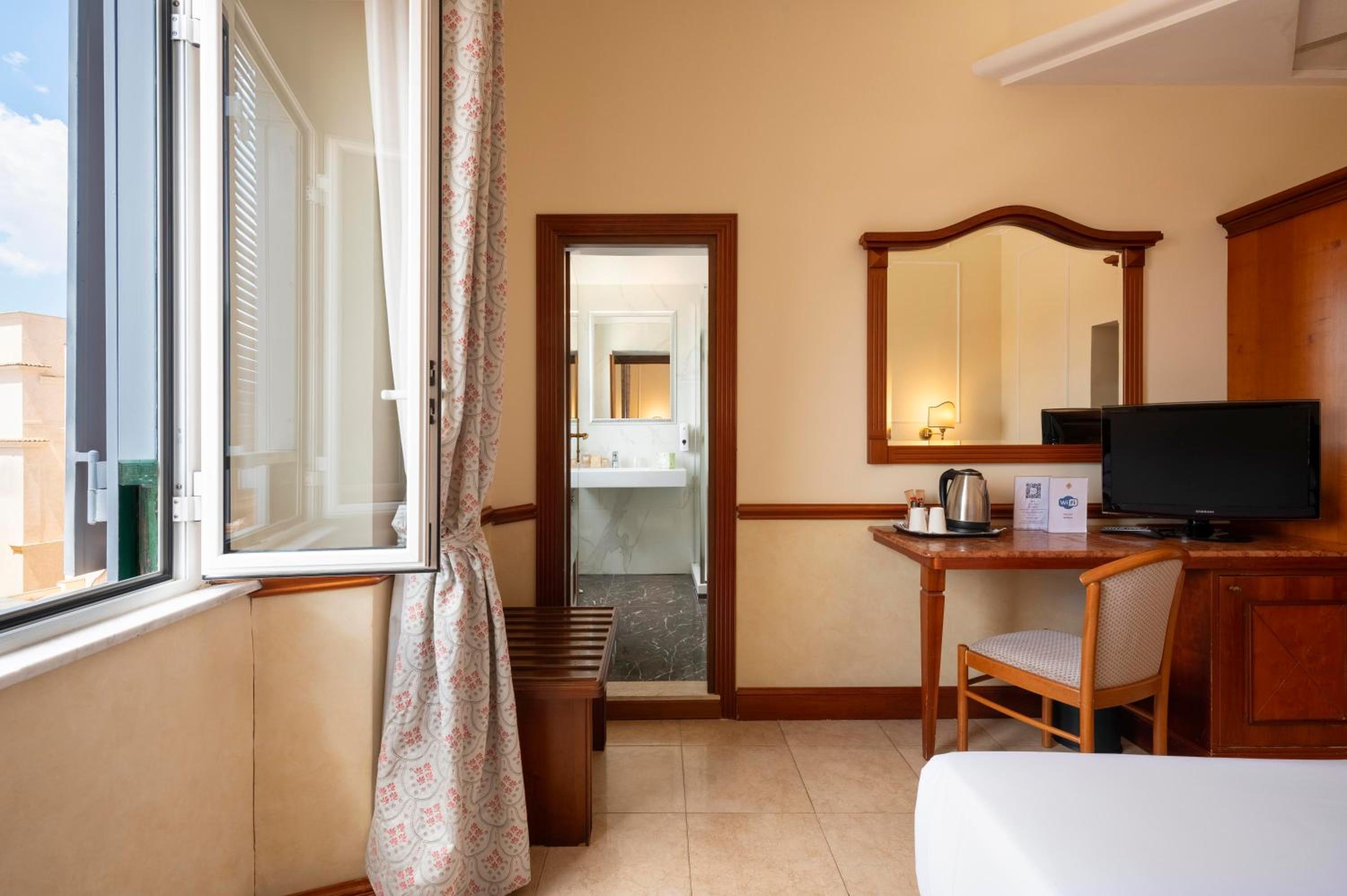 Double or Twin Room with City View photo 2