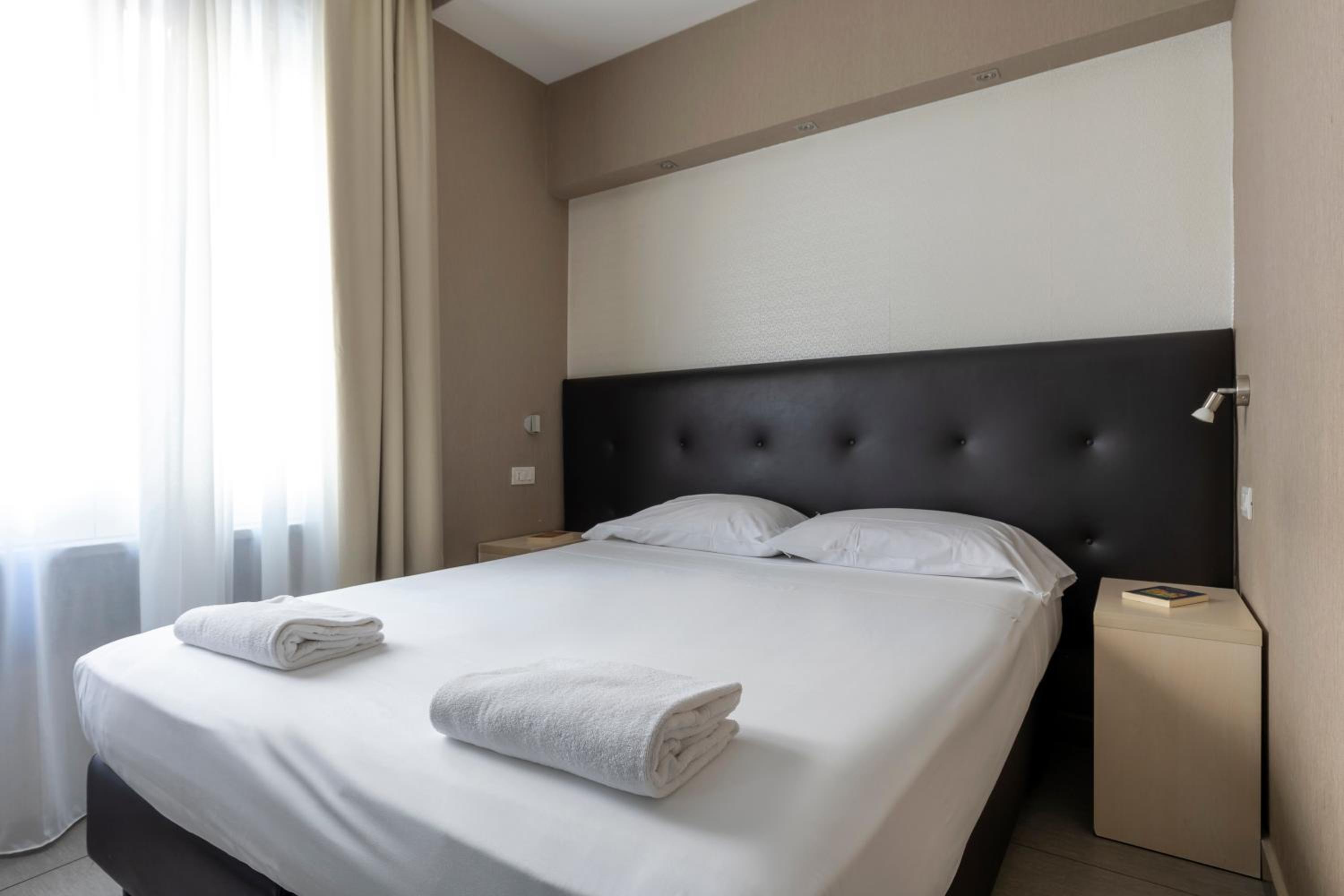 Standard Double or Twin Room - Photo 2