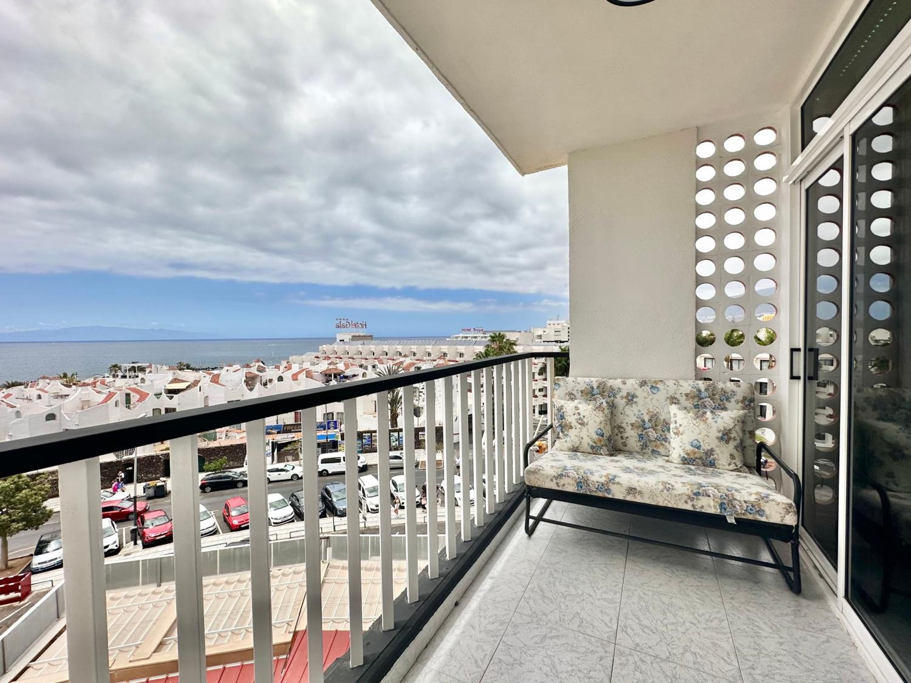 One-Bedroom Apartment with Sea View and Balcony photo 3