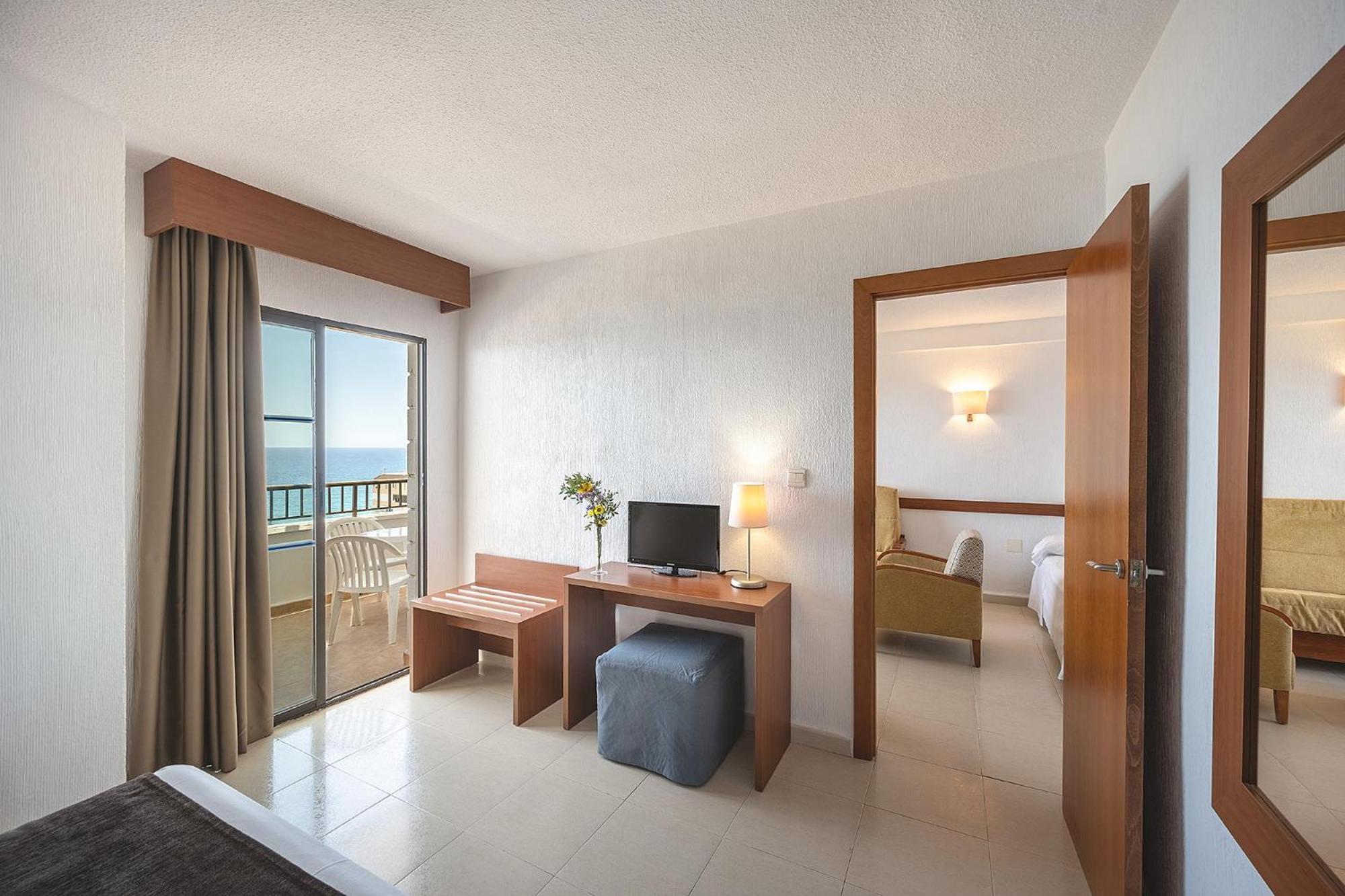Family Room with Sea View (2 Adults + 2 Children) - Photo 15