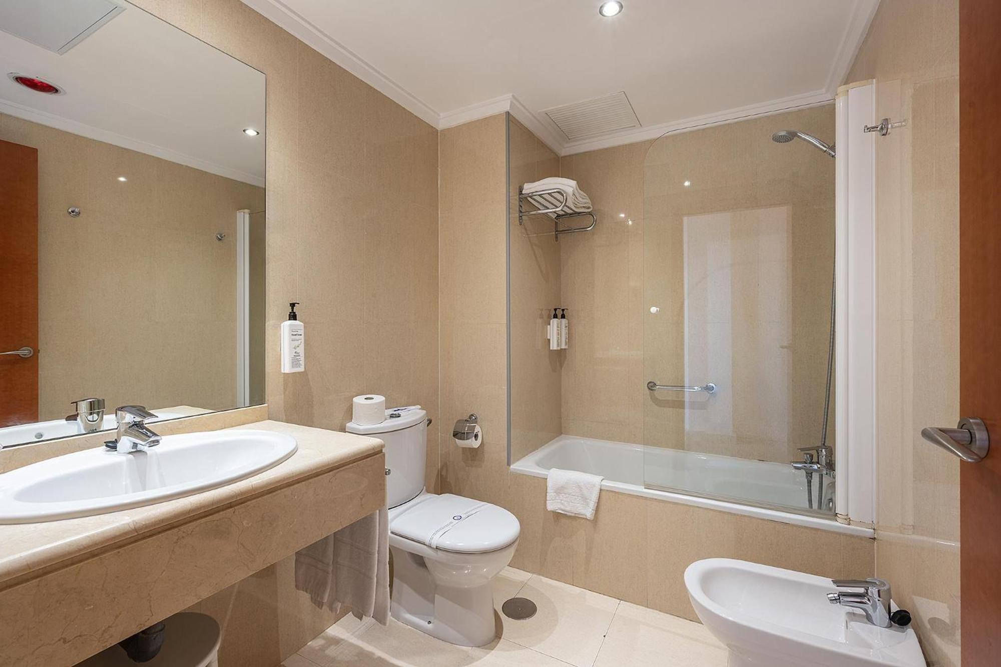 Twin Room with Sea View - Photo 8
