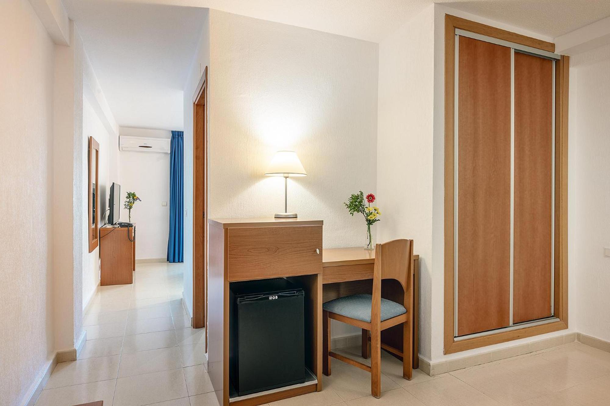 Twin Room with Sea View - Photo 7