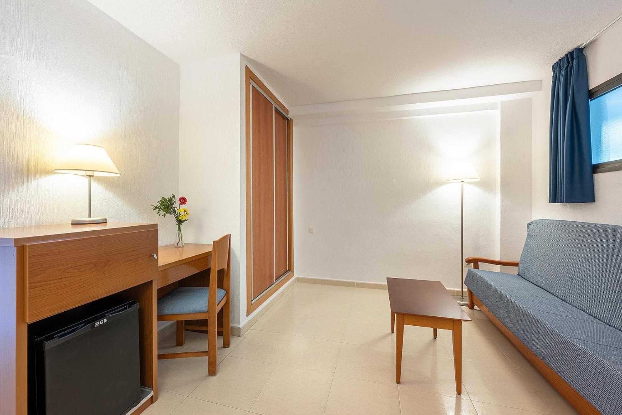 Twin Room with Sea View - Photo 6