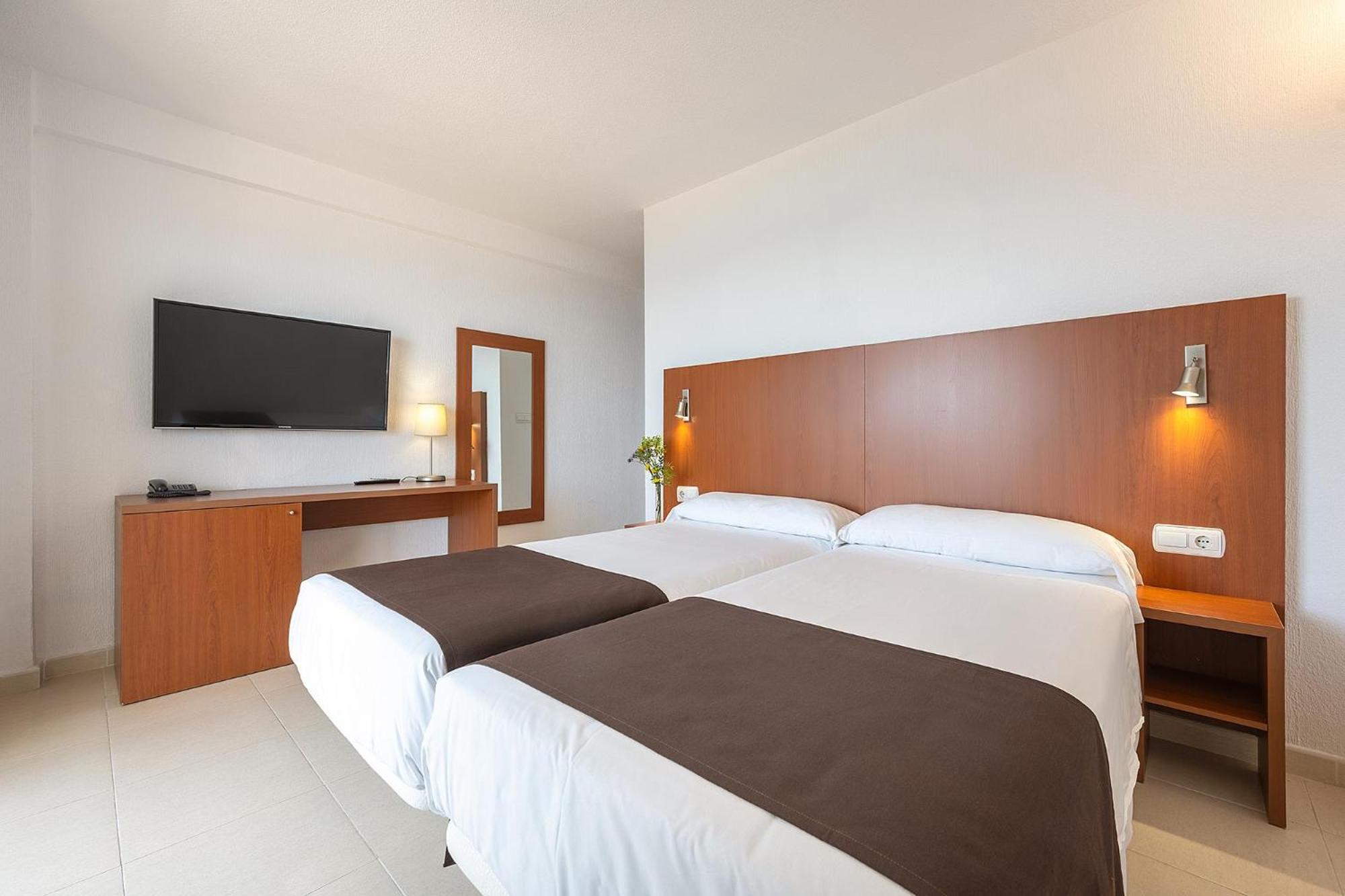 Twin Room with Sea View - Photo 5