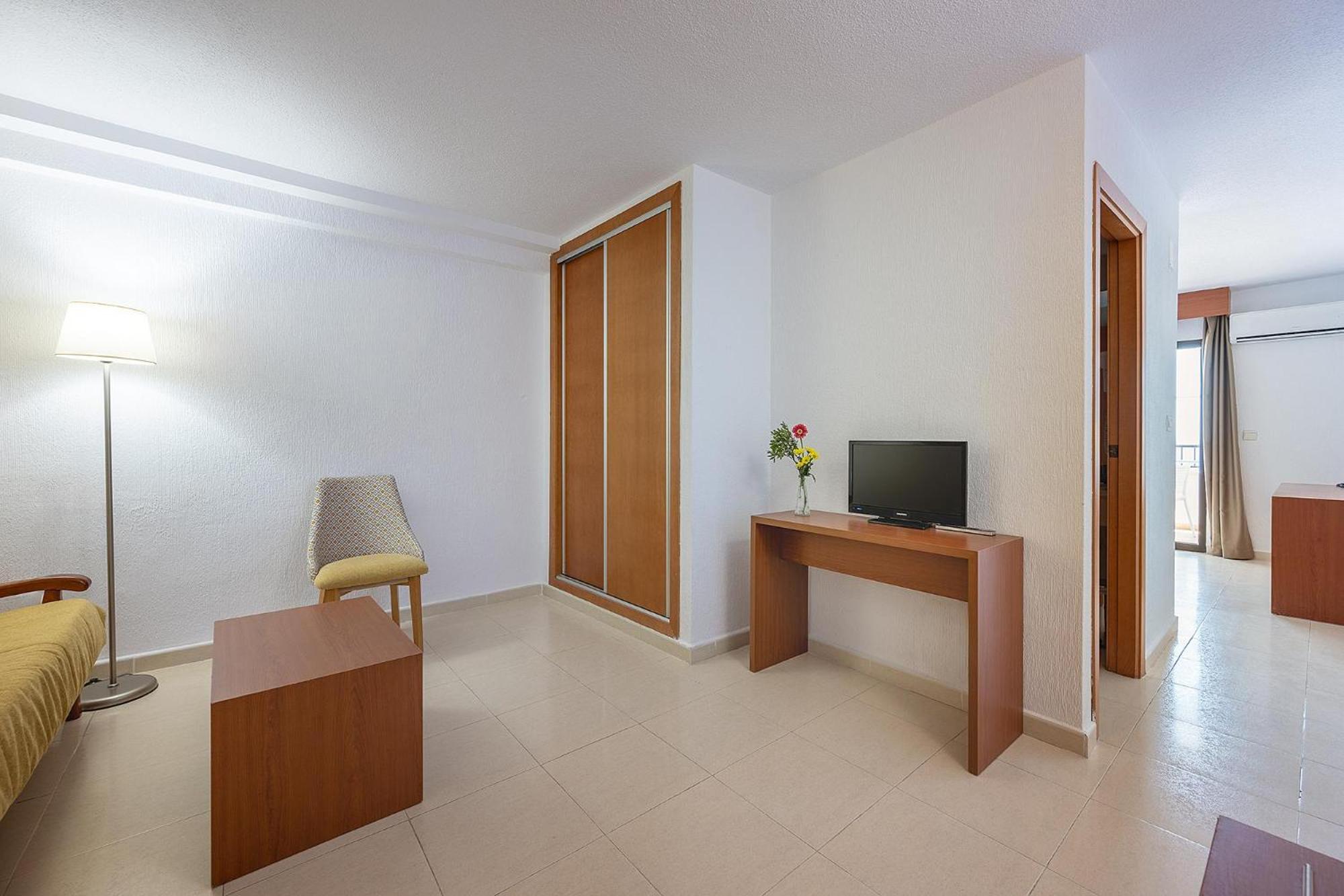 Twin Room with Sea View - Photo 3