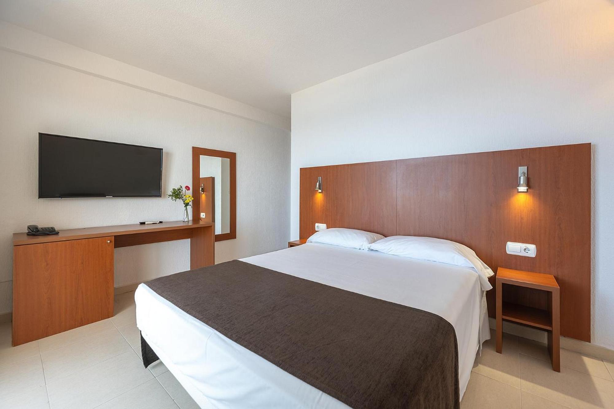 Twin Room with Sea View - Photo 14