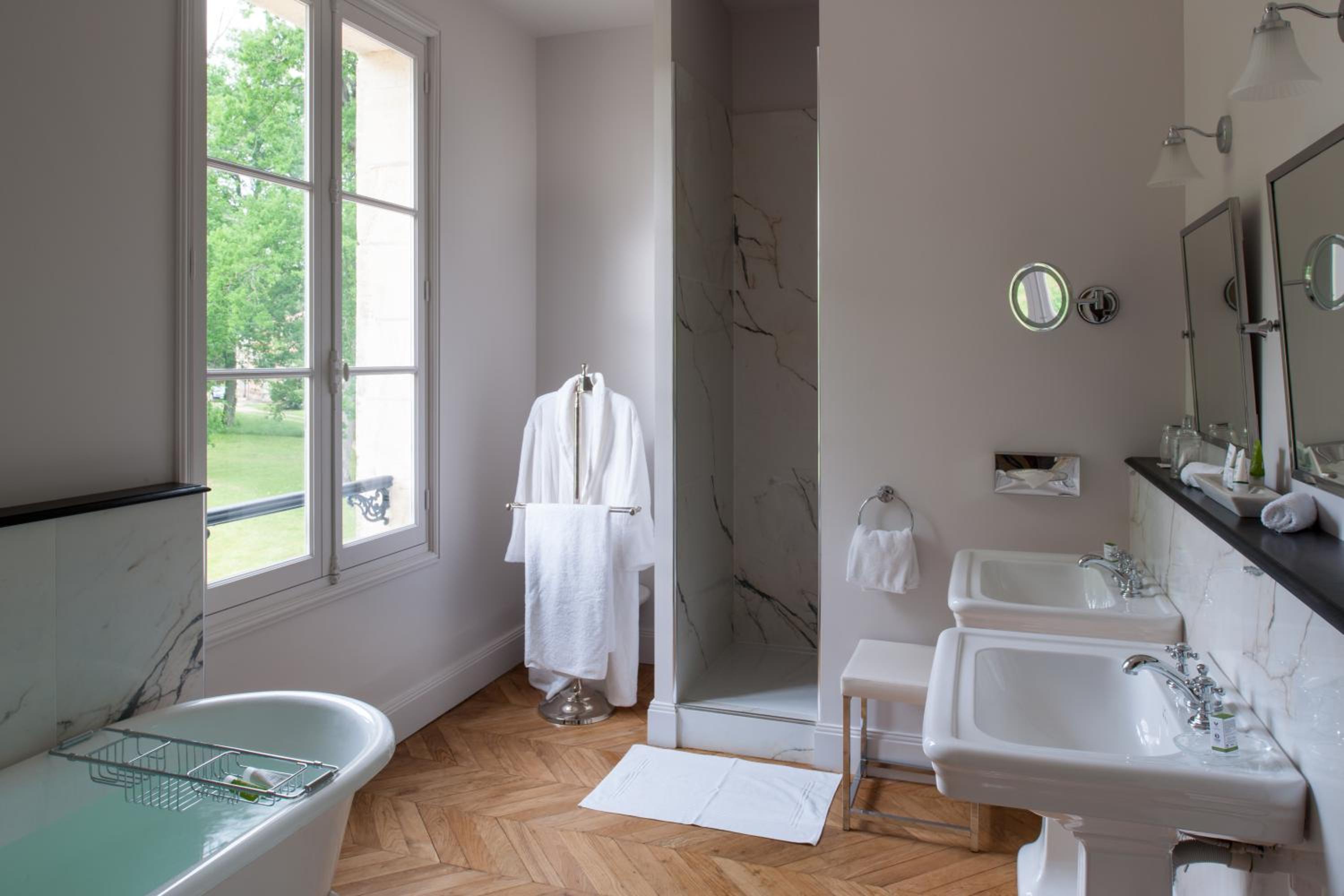  Double Room Chartreuse du Thil, located 0.9 mile from Les Sources de Caudalie - Photo 2