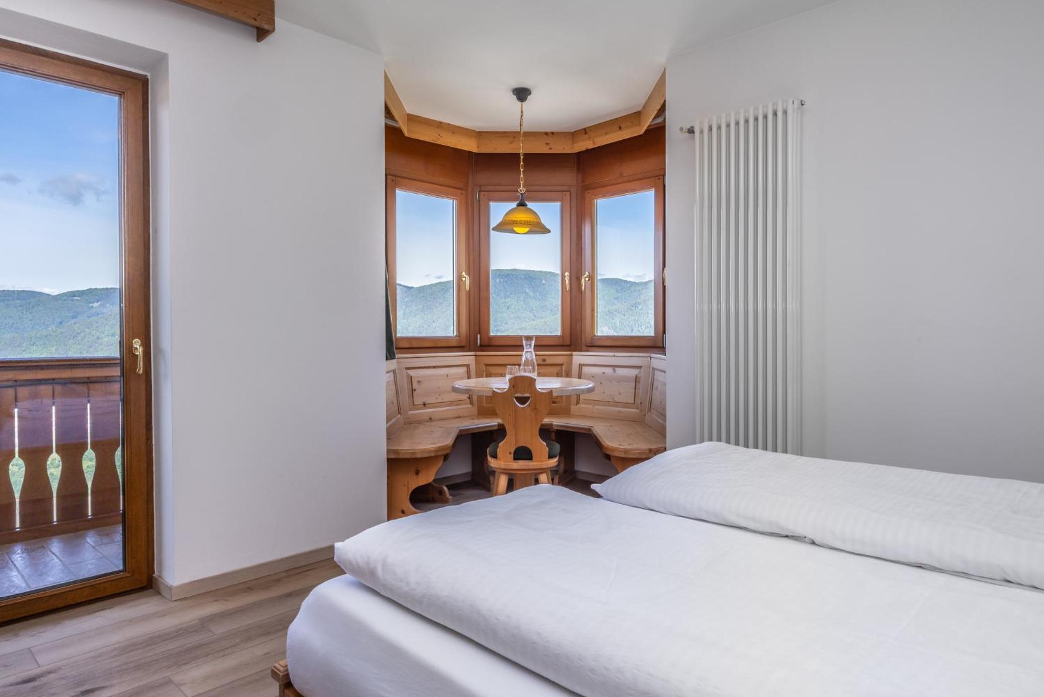 Deluxe Double Room with Balcony - Photo 5
