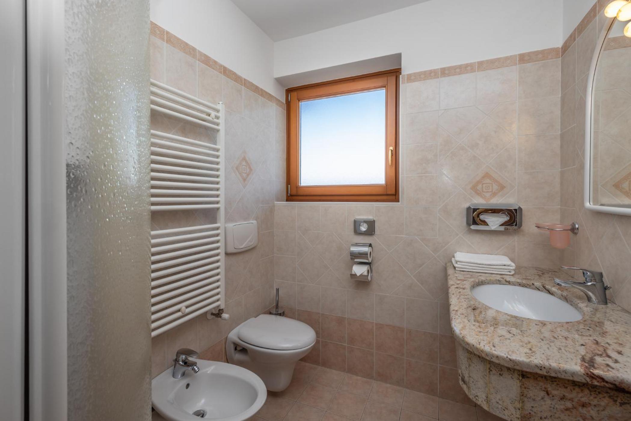 Deluxe Double Room with Balcony - Photo 4