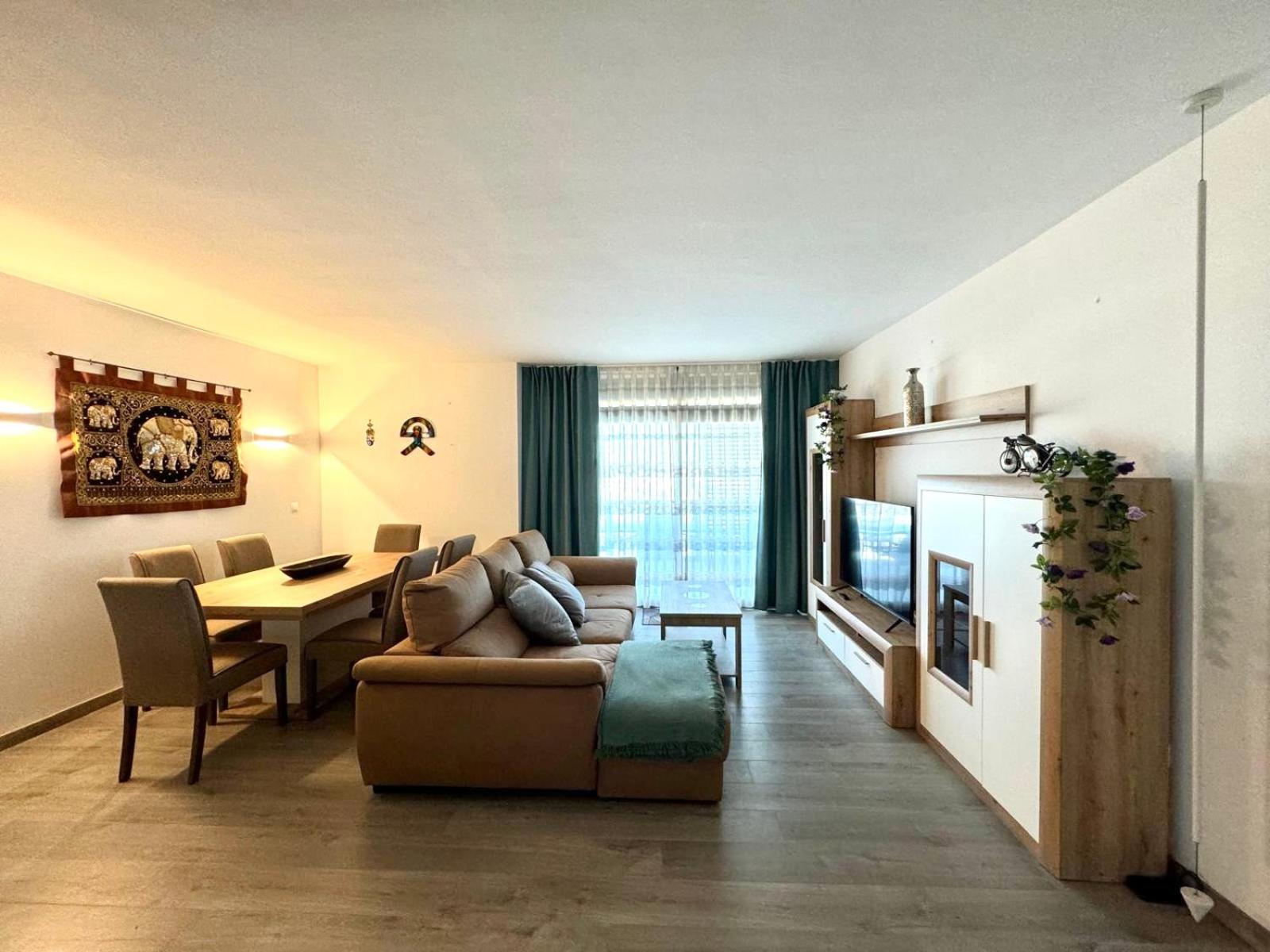 Apartamento de dos habitaciones con terraza y vista al mar