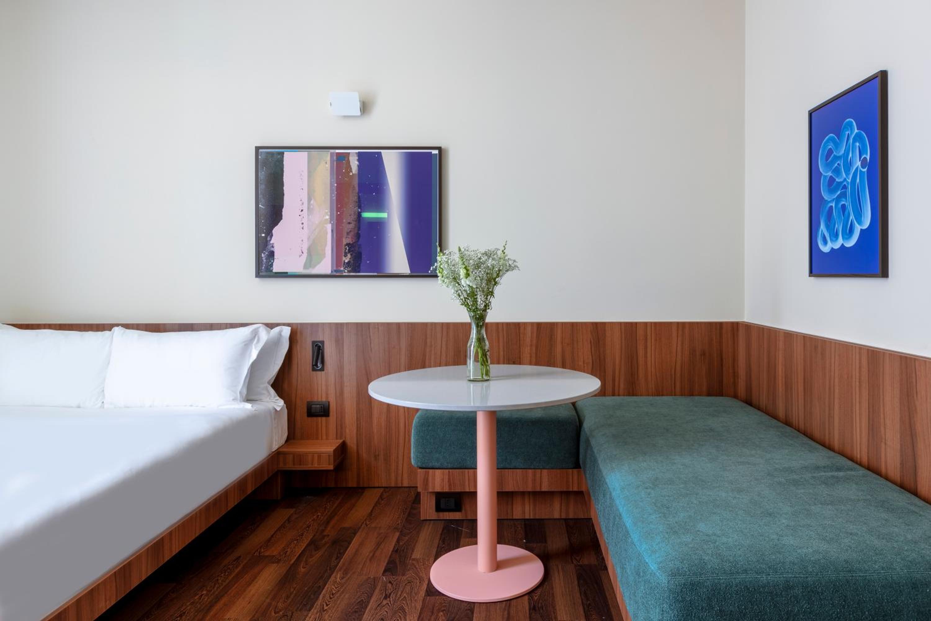 Large Room With Portable Ac And Extra Single Bed photo 3
