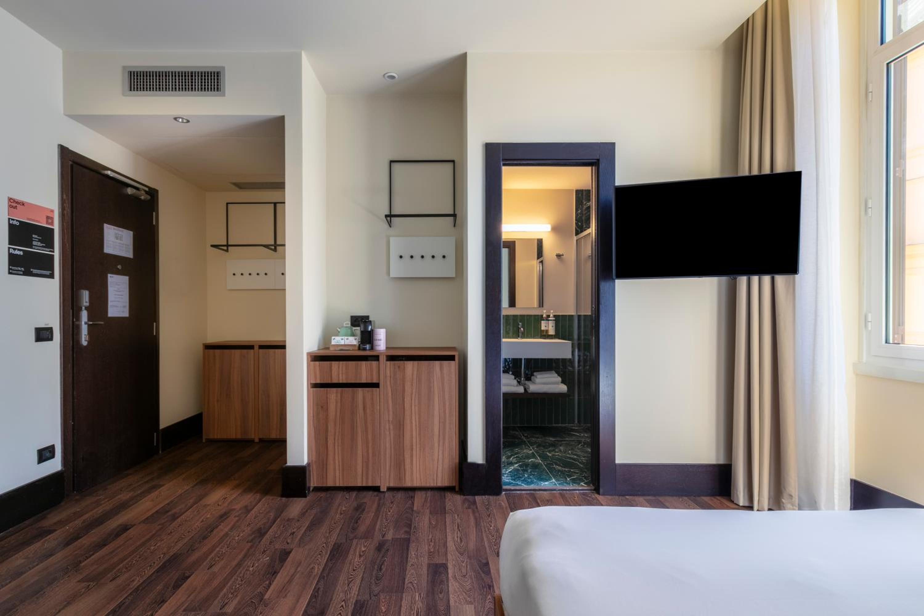 Large Room with Extra Single Bed photo 3